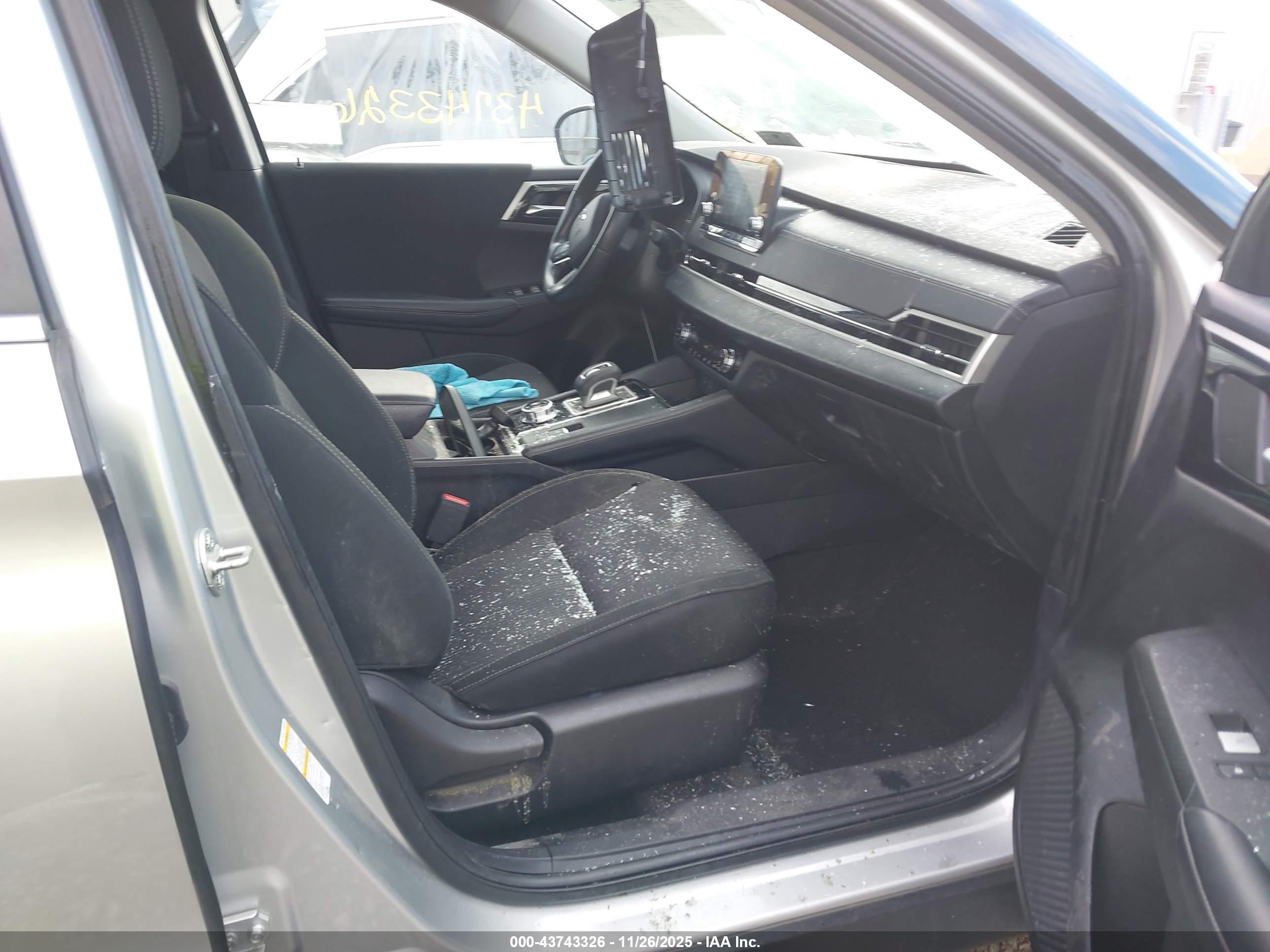 MITSUBISHI OUTLANDER image 5