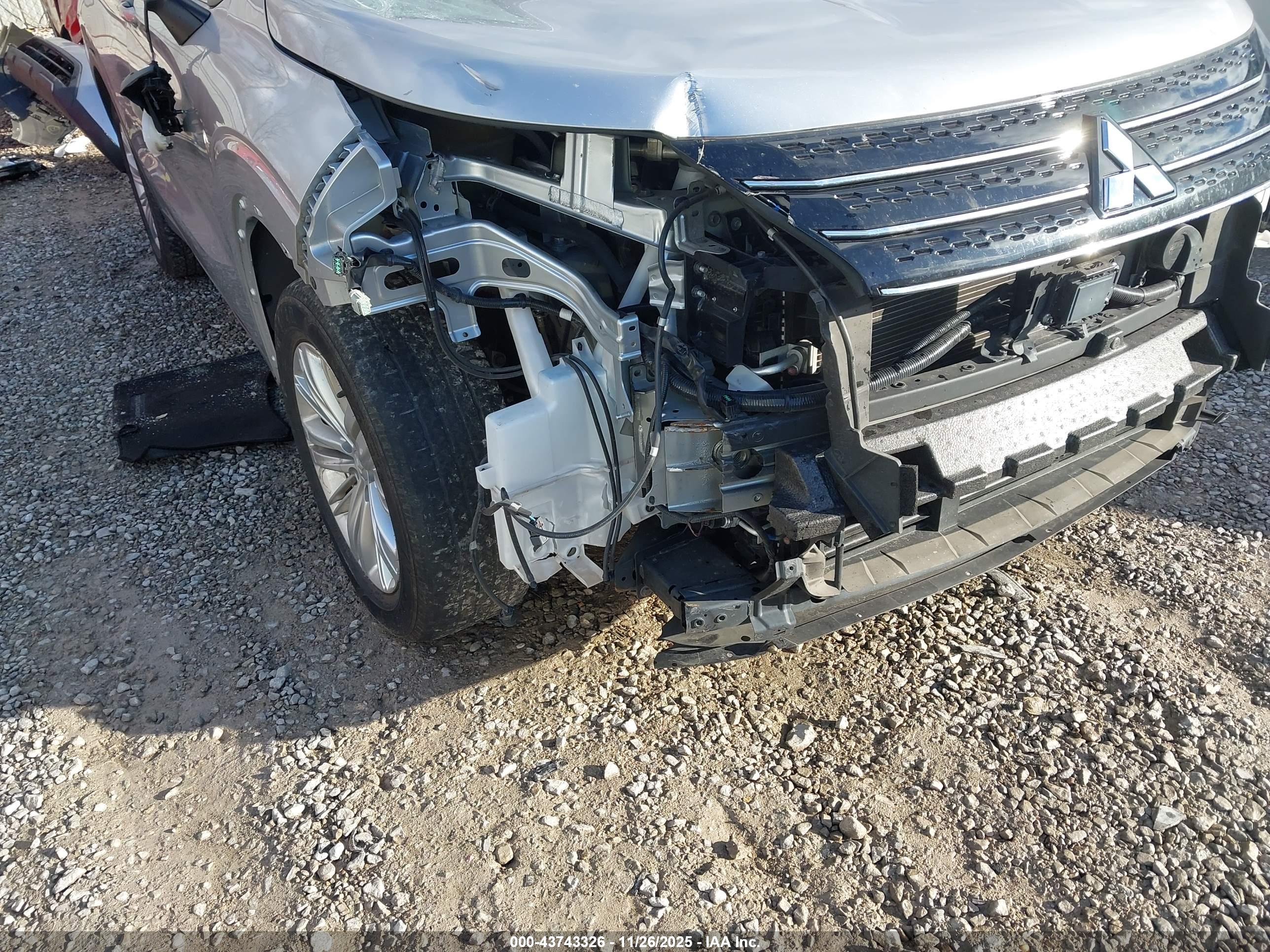 MITSUBISHI OUTLANDER image 6
