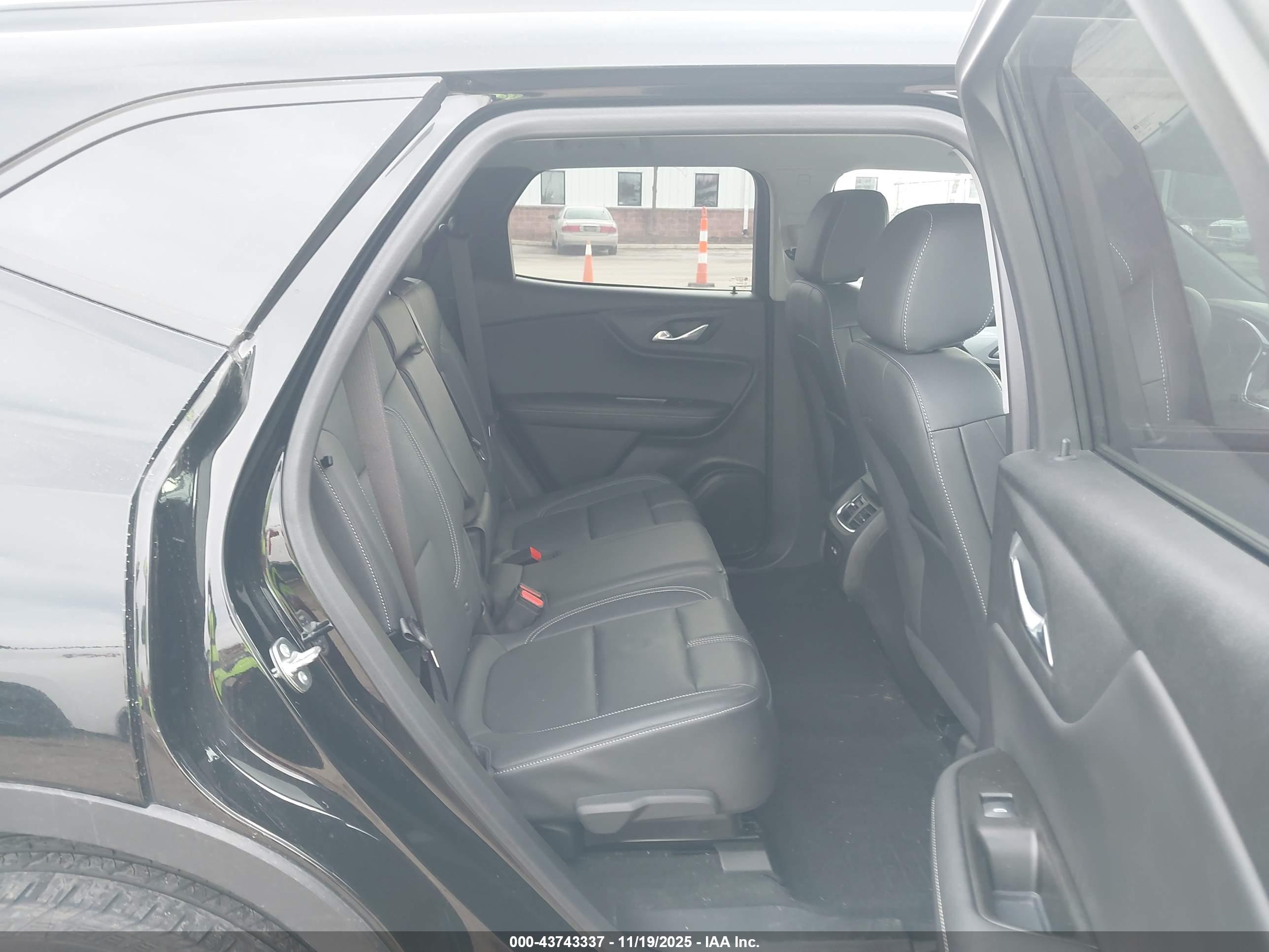 CHEVROLET BLAZER image 8