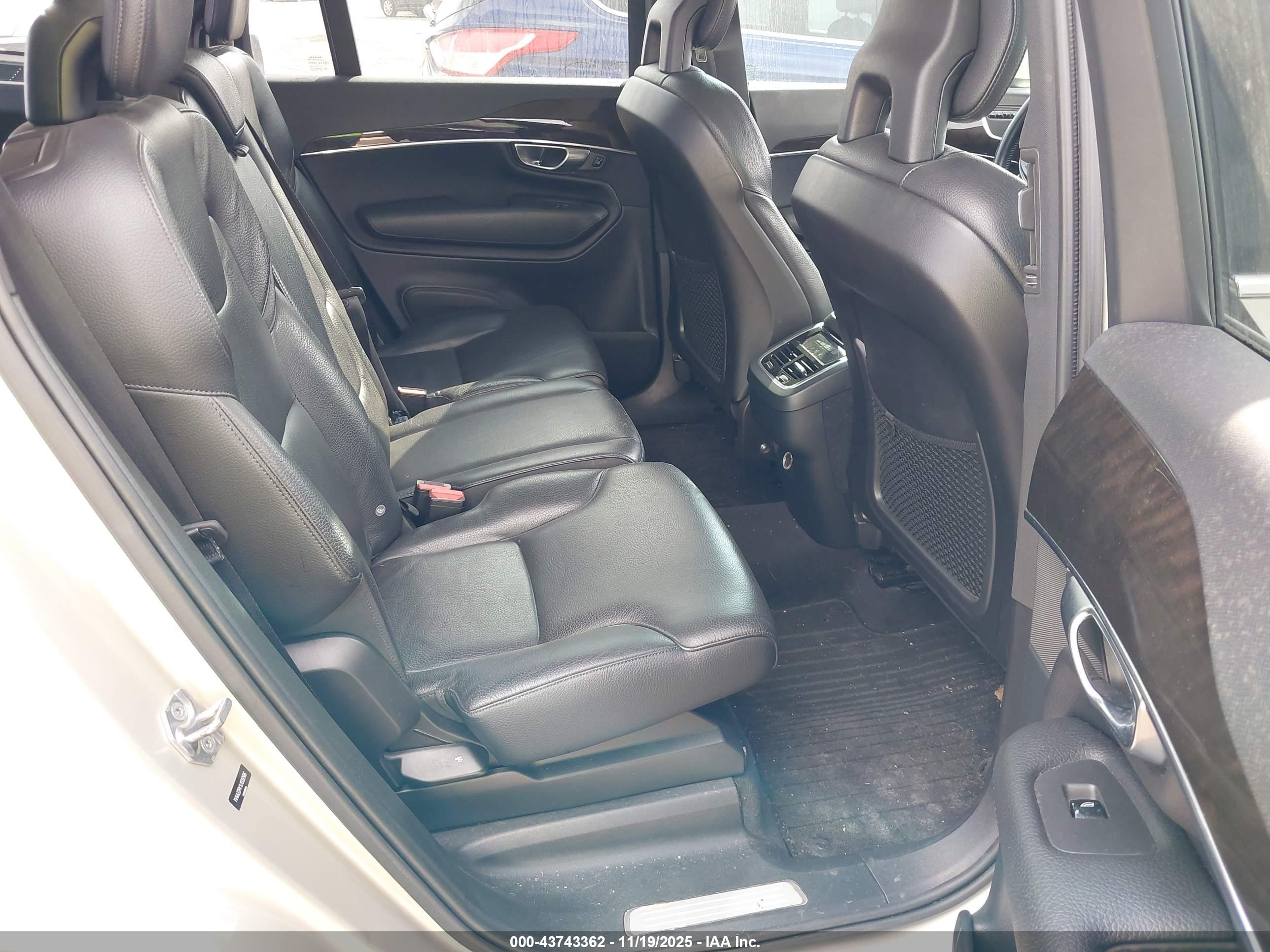 VOLVO XC90 image 8