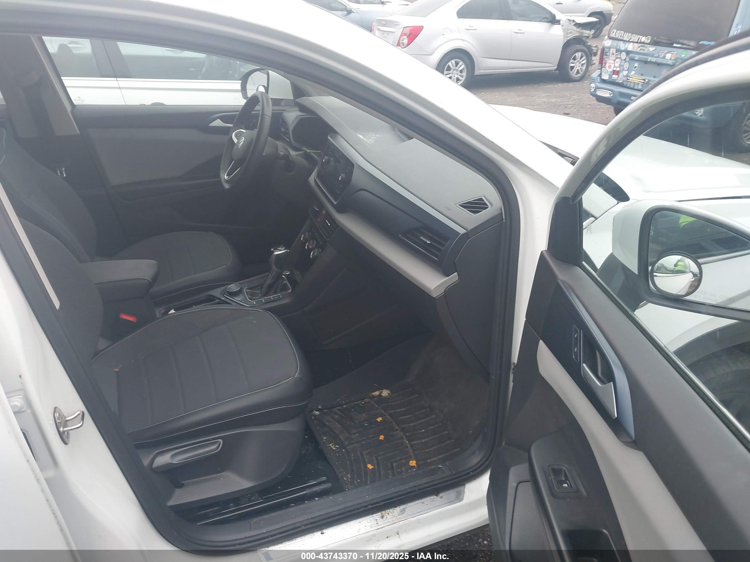 VOLKSWAGEN TAOS image 5