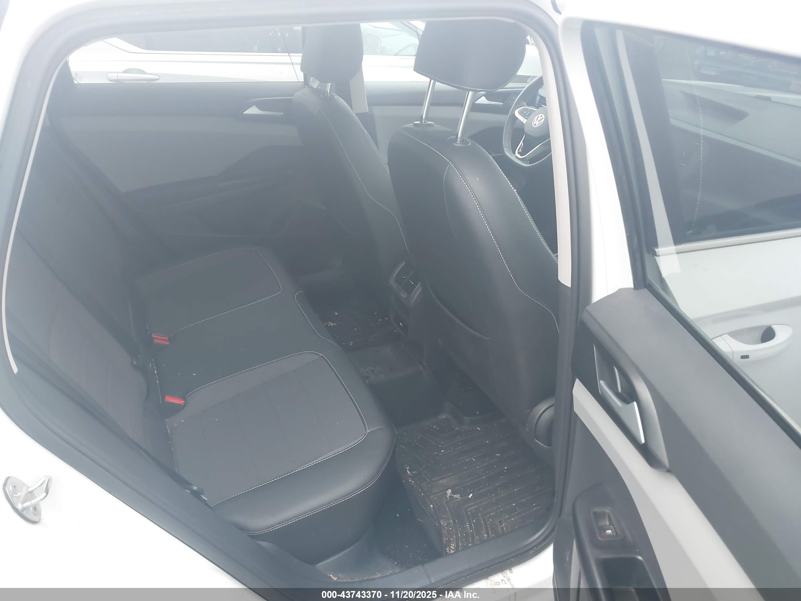 VOLKSWAGEN TAOS image 8