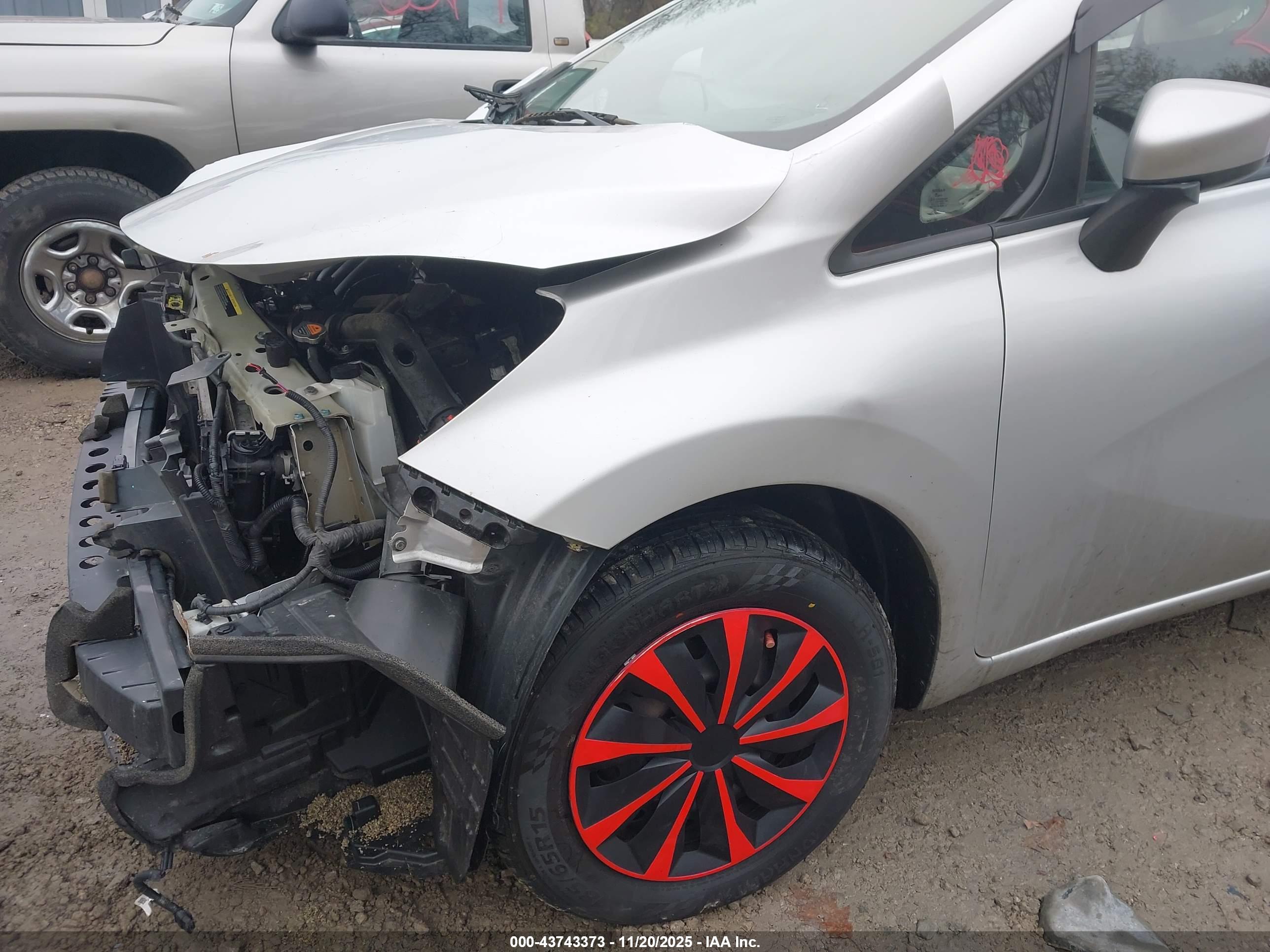 NISSAN VERSA image 6