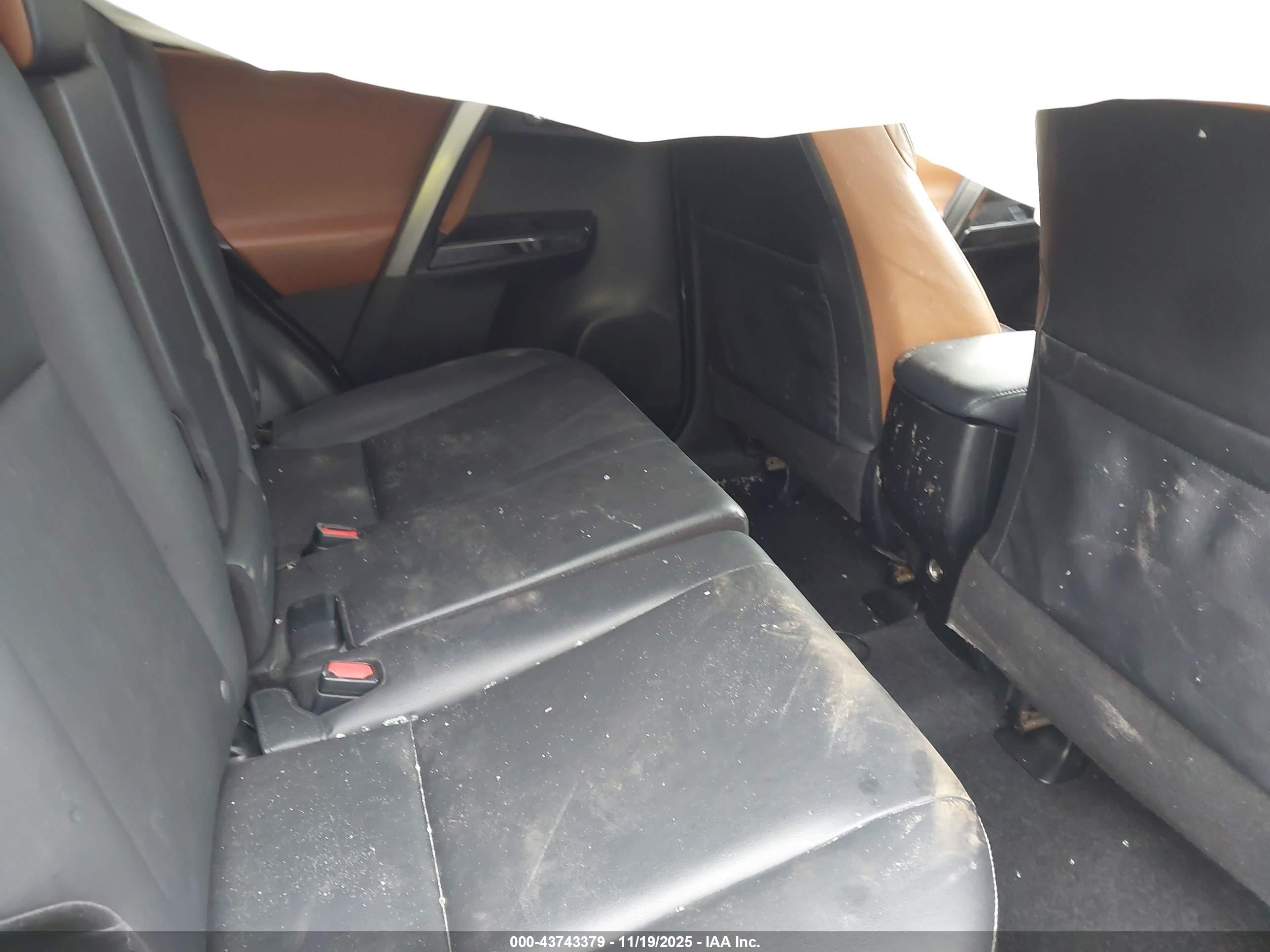 TOYOTA RAV4 image 8