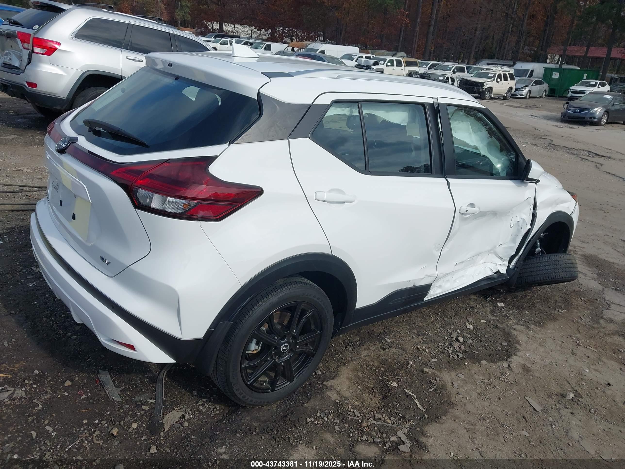 NISSAN KICKS image 4