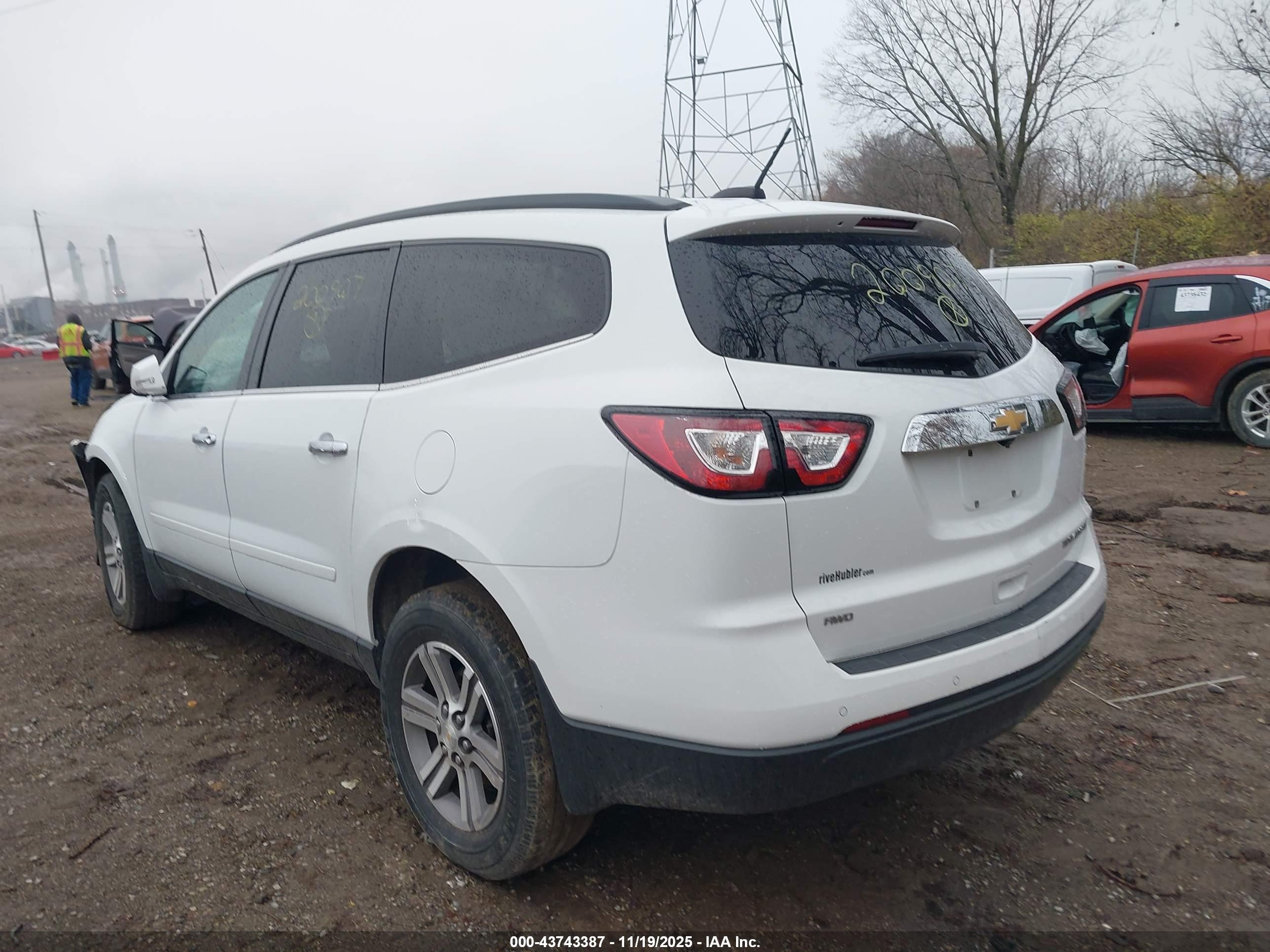 CHEVROLET TRAVERSE image 3