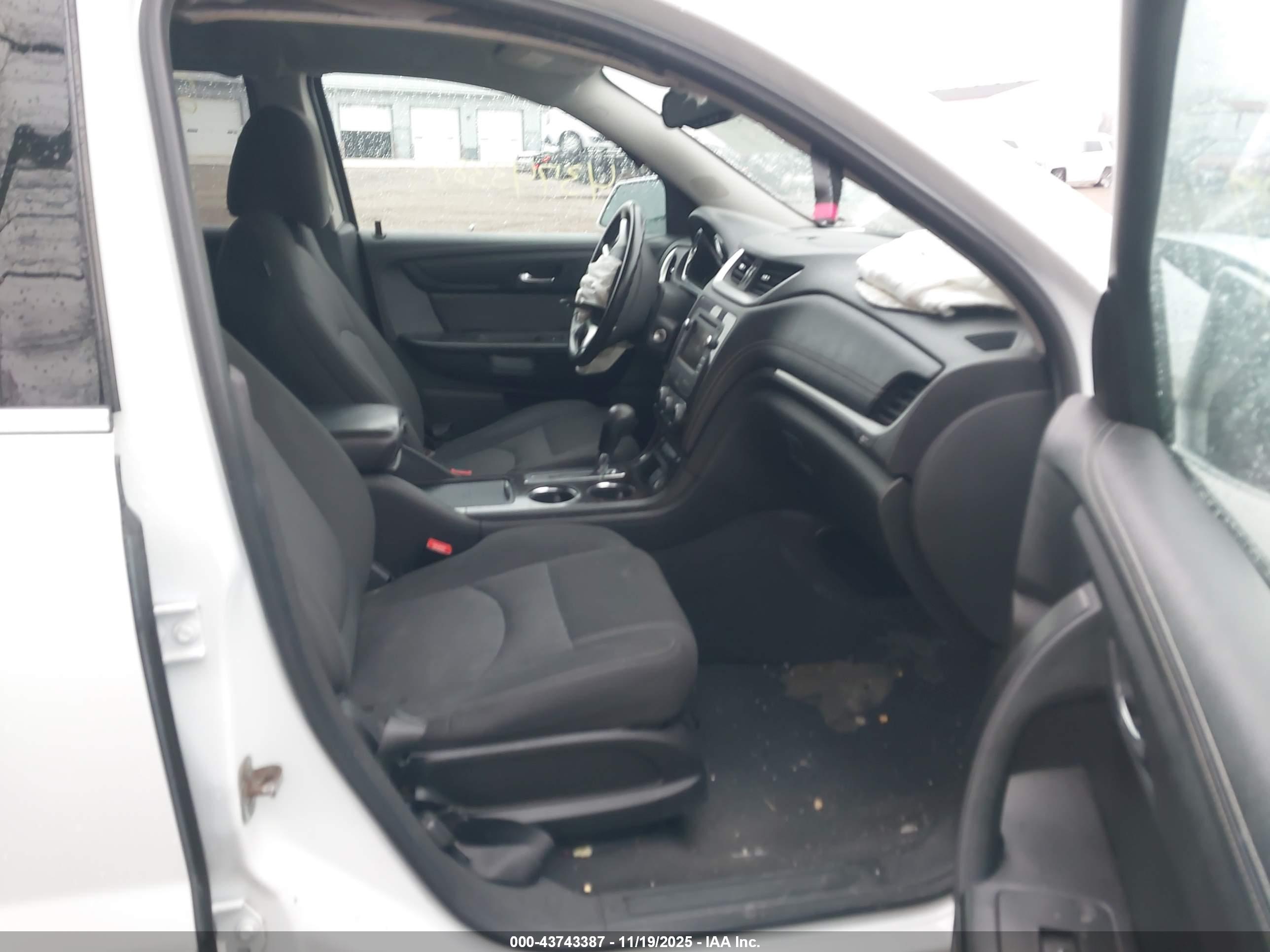 CHEVROLET TRAVERSE image 5