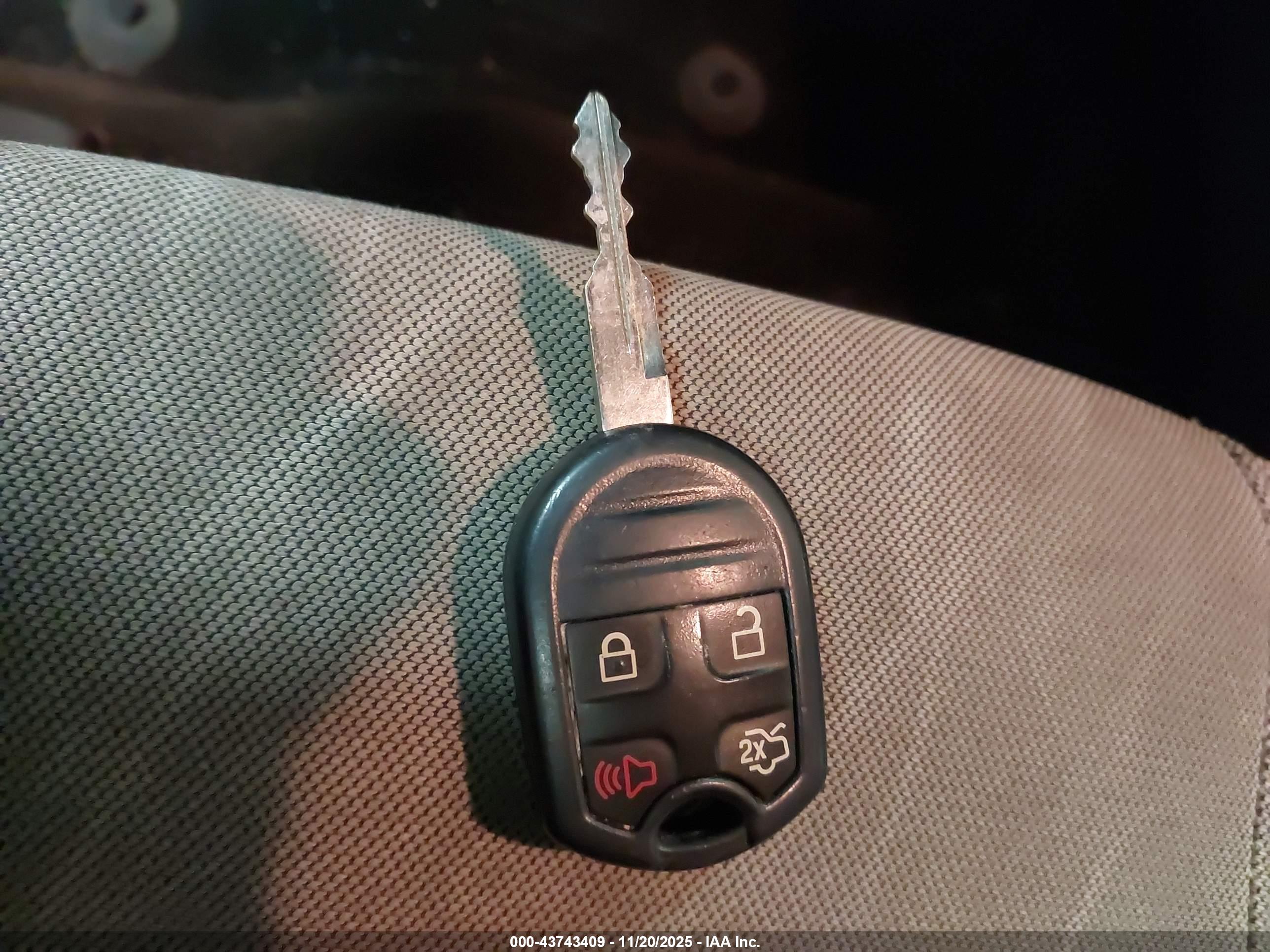 FORD TAURUS image 11