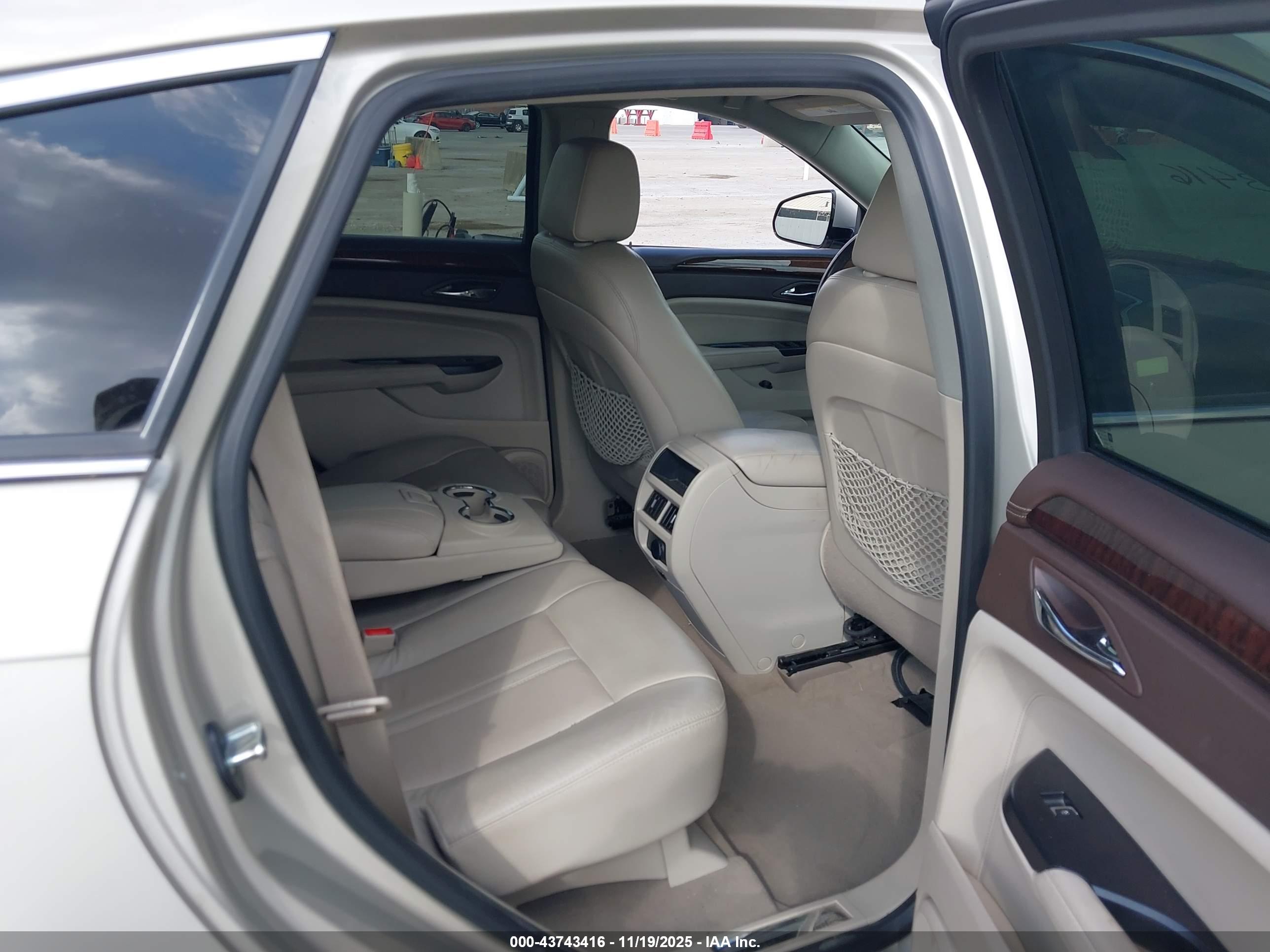 CADILLAC SRX image 8