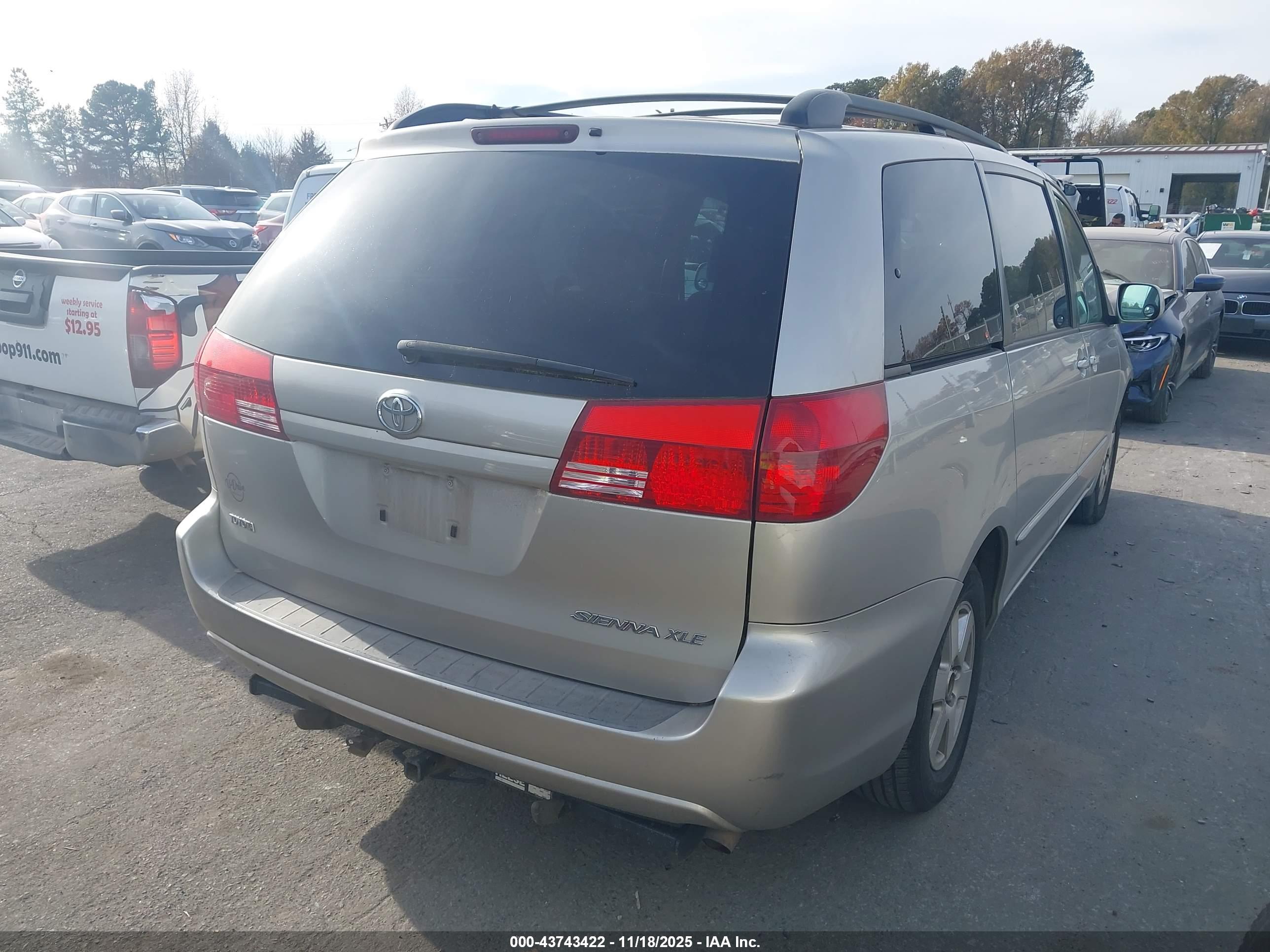 TOYOTA SIENNA image 4