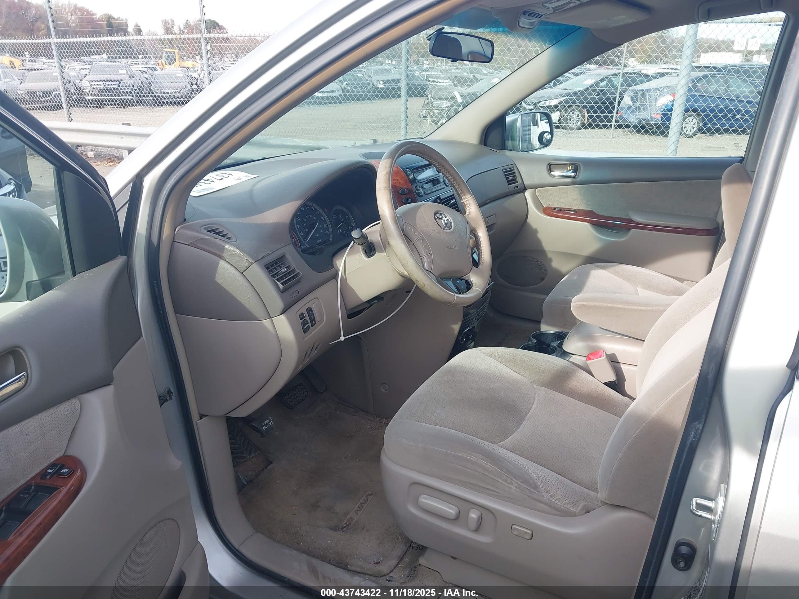 TOYOTA SIENNA image 5