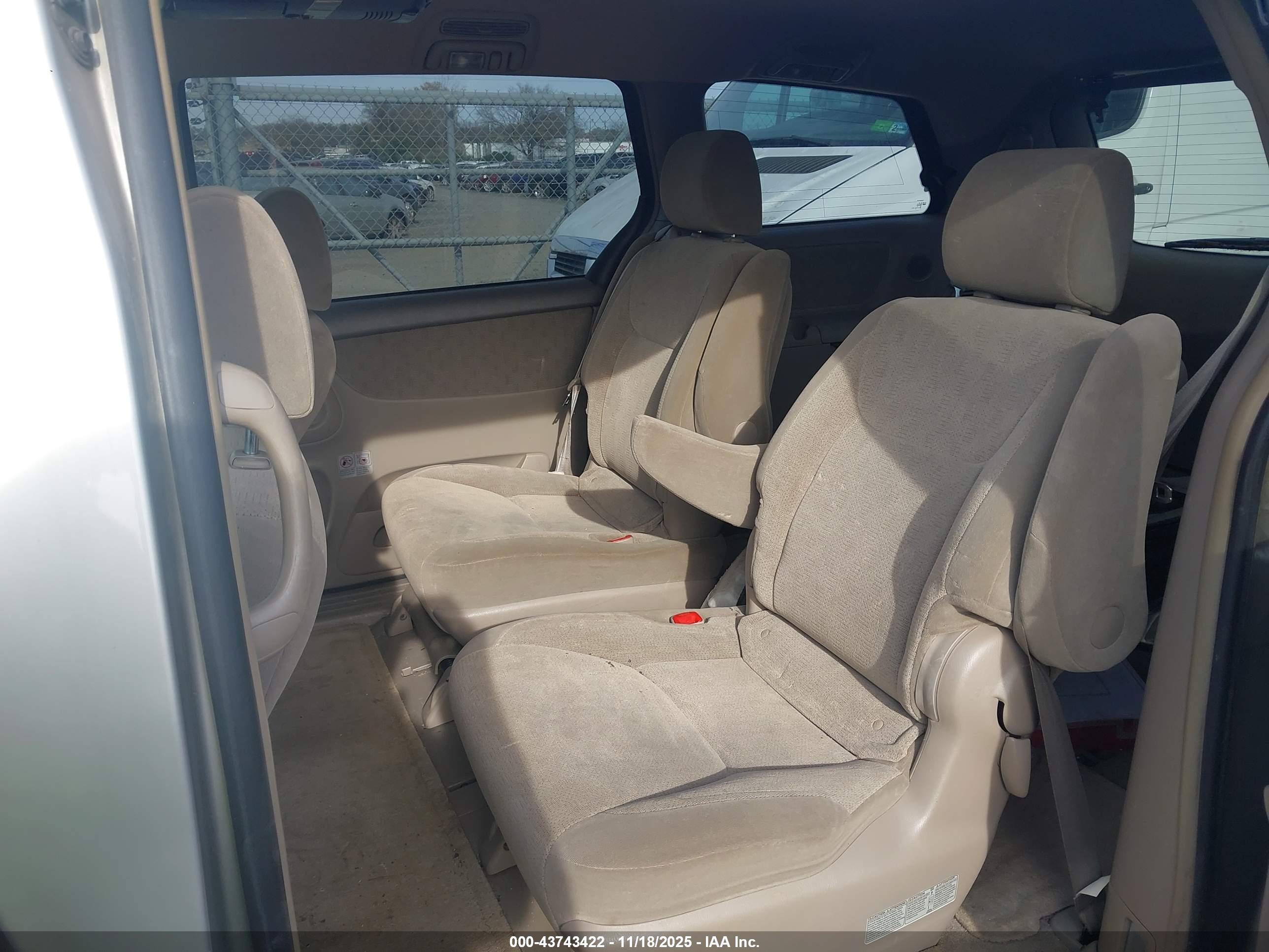 TOYOTA SIENNA image 8