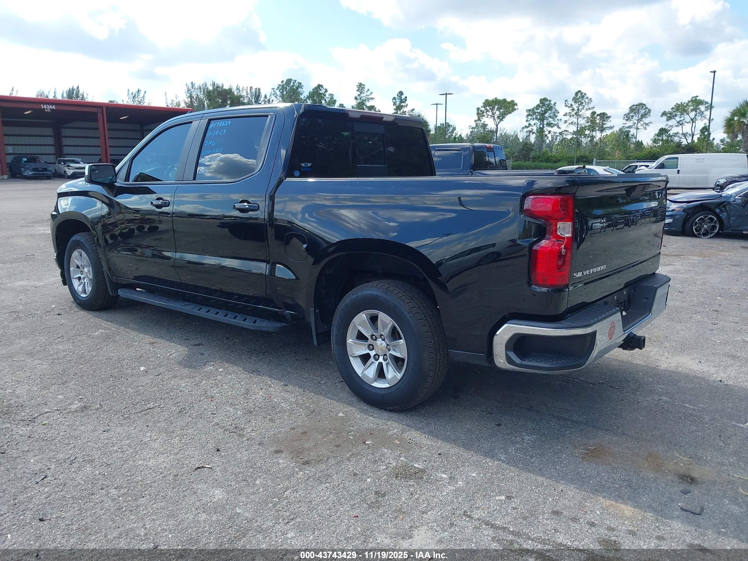 CHEVROLET SILVERADO image 3