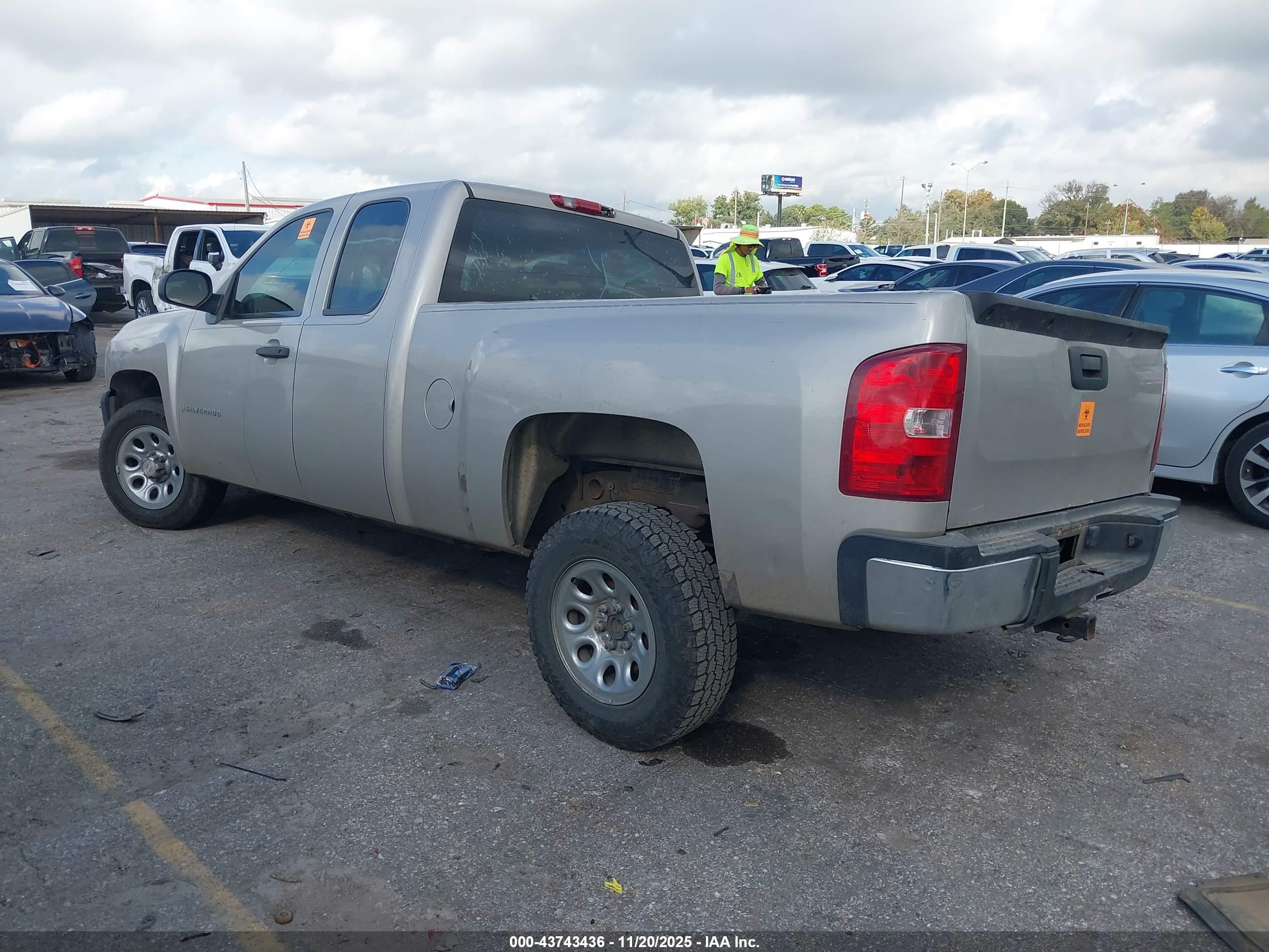CHEVROLET SILVERADO image 3