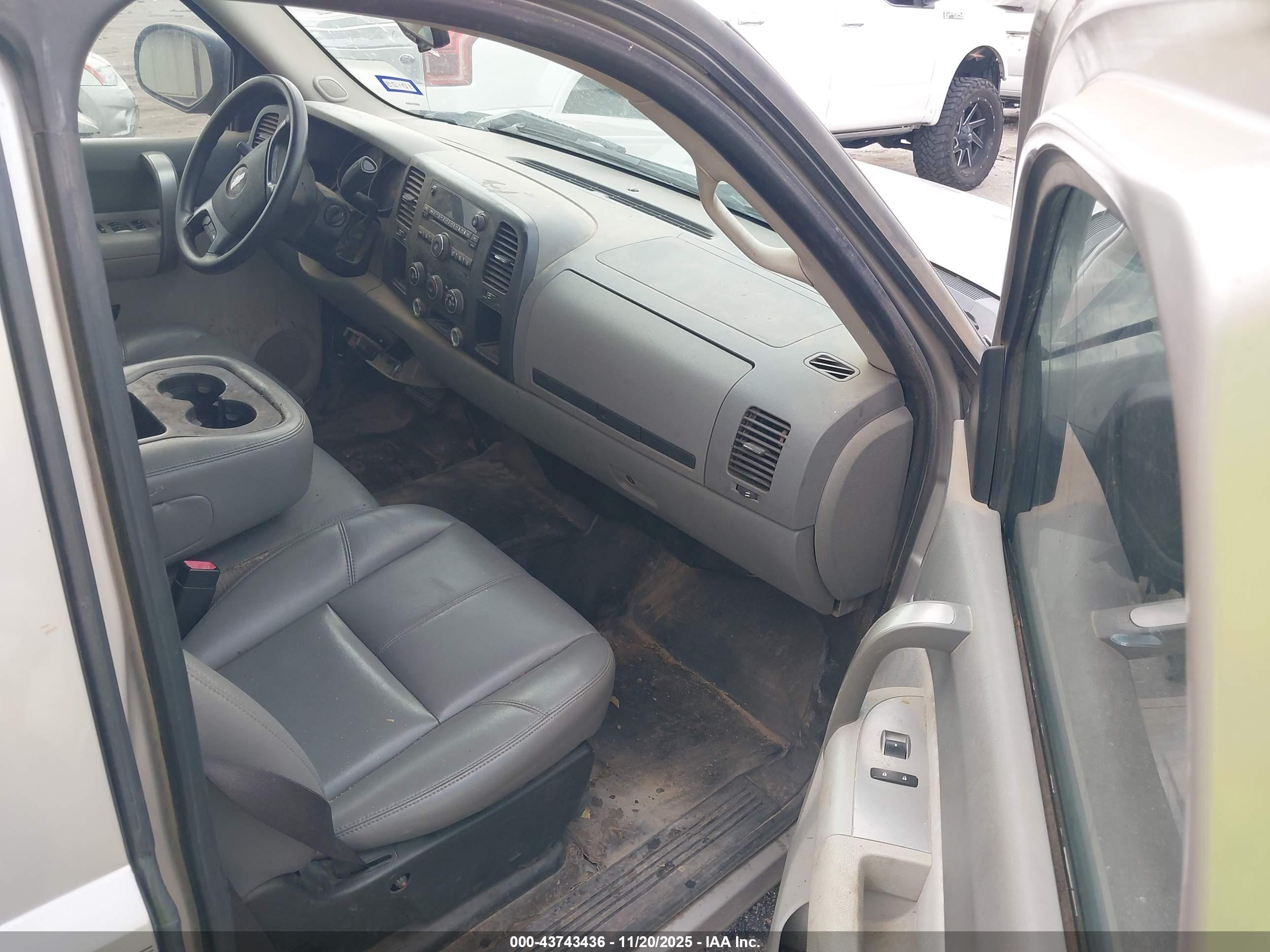 CHEVROLET SILVERADO image 5