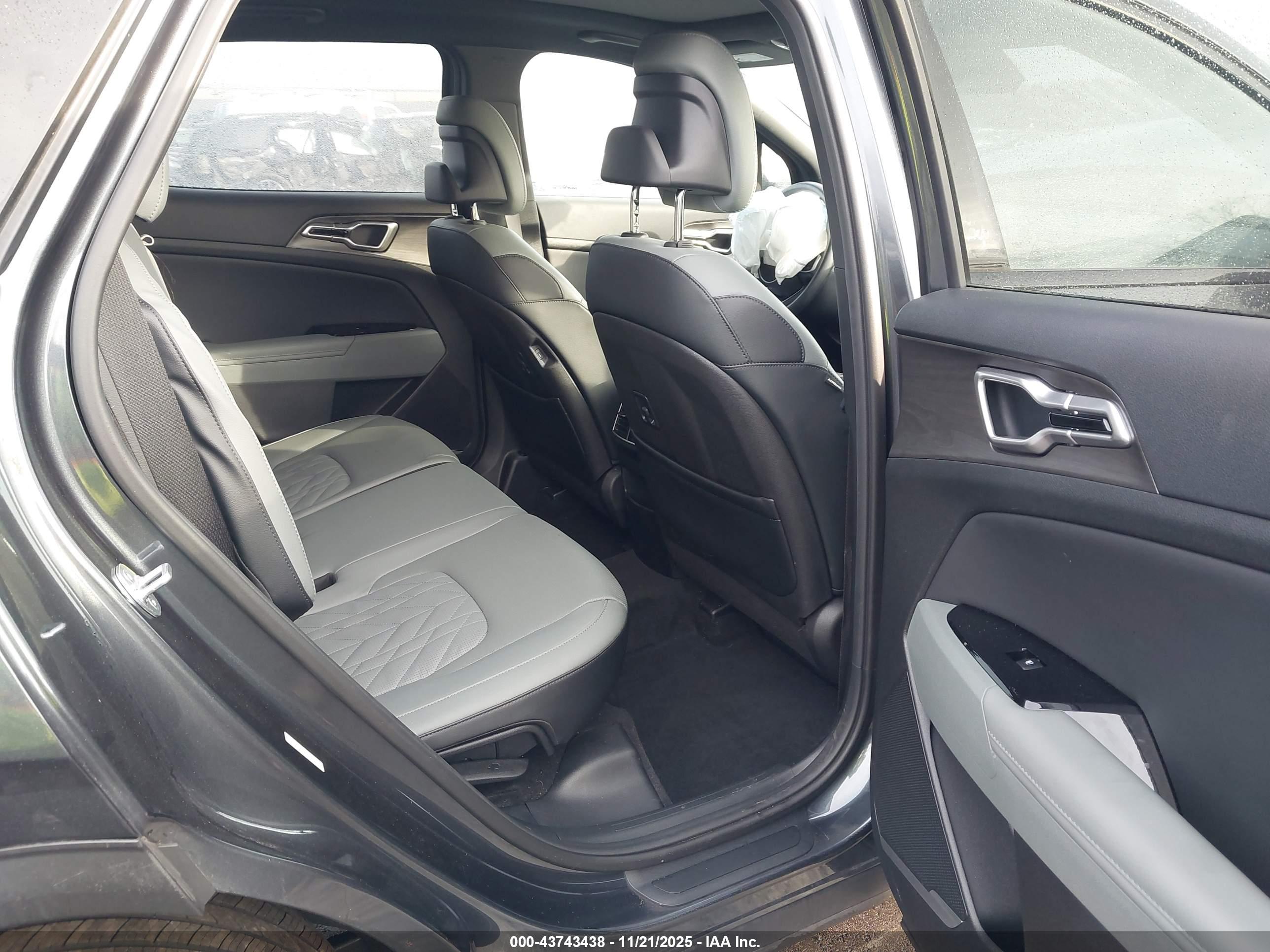 KIA SPORTAGE image 8
