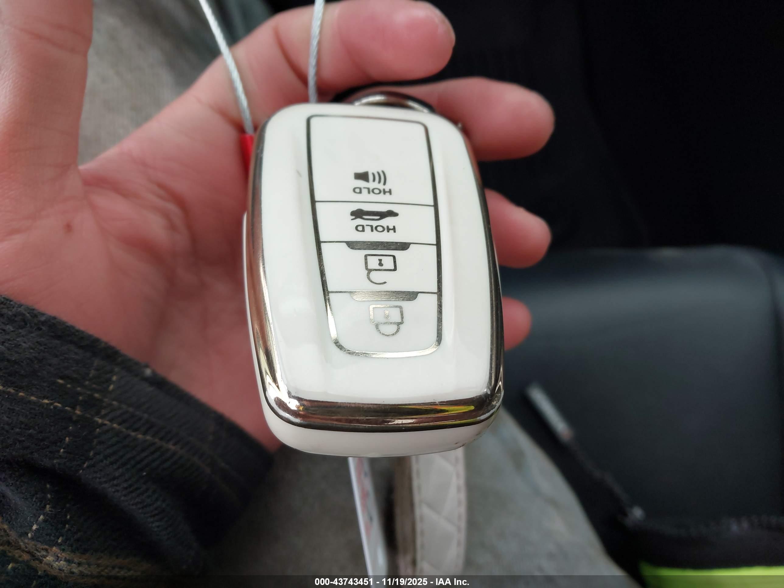 TOYOTA RAV4 image 11