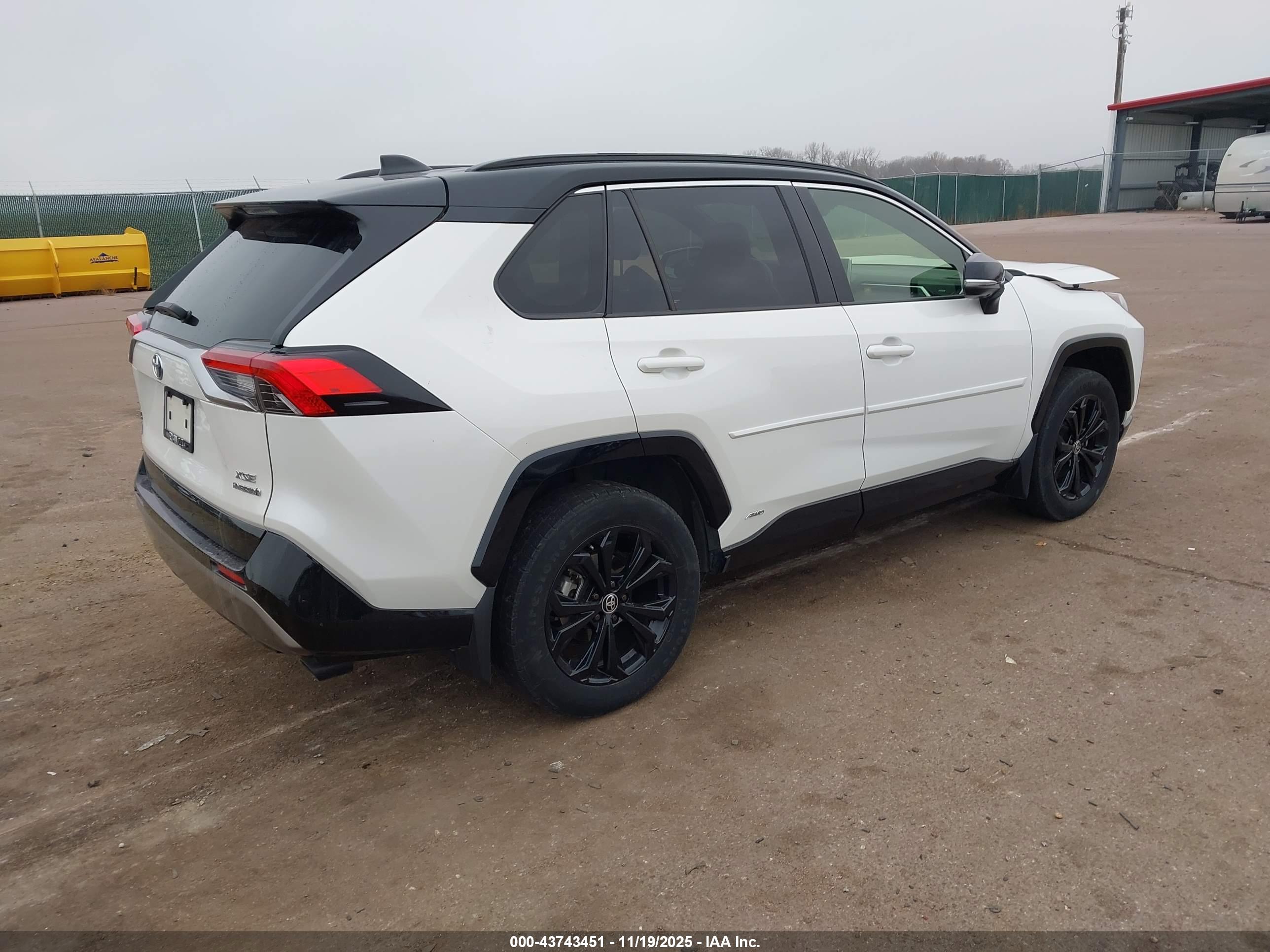 TOYOTA RAV4 image 4