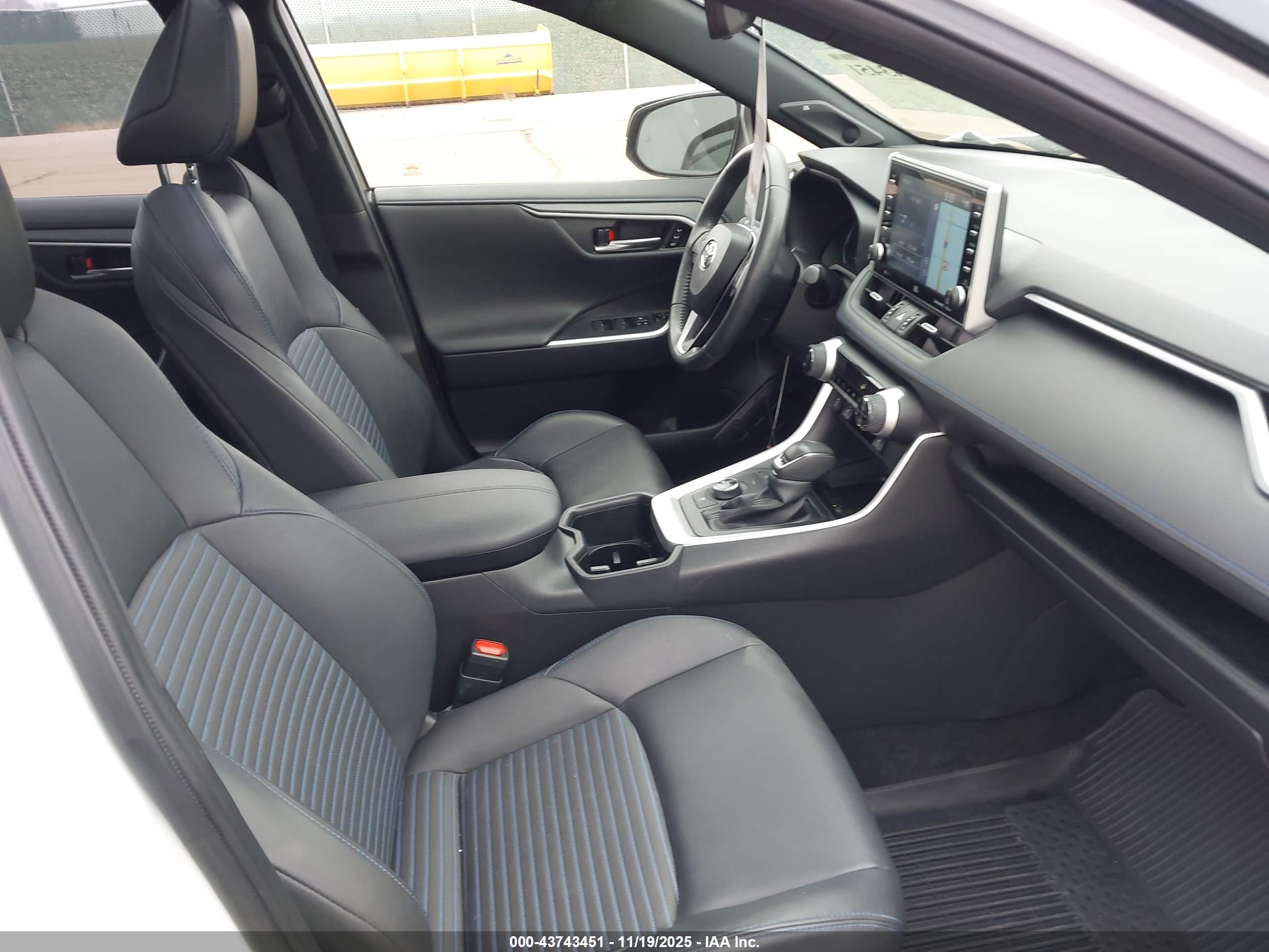 TOYOTA RAV4 image 5