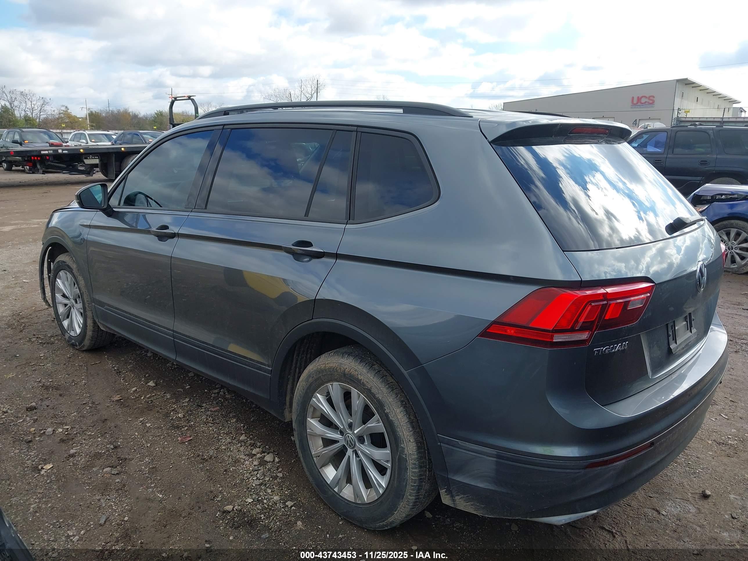 VOLKSWAGEN TIGUAN image 3