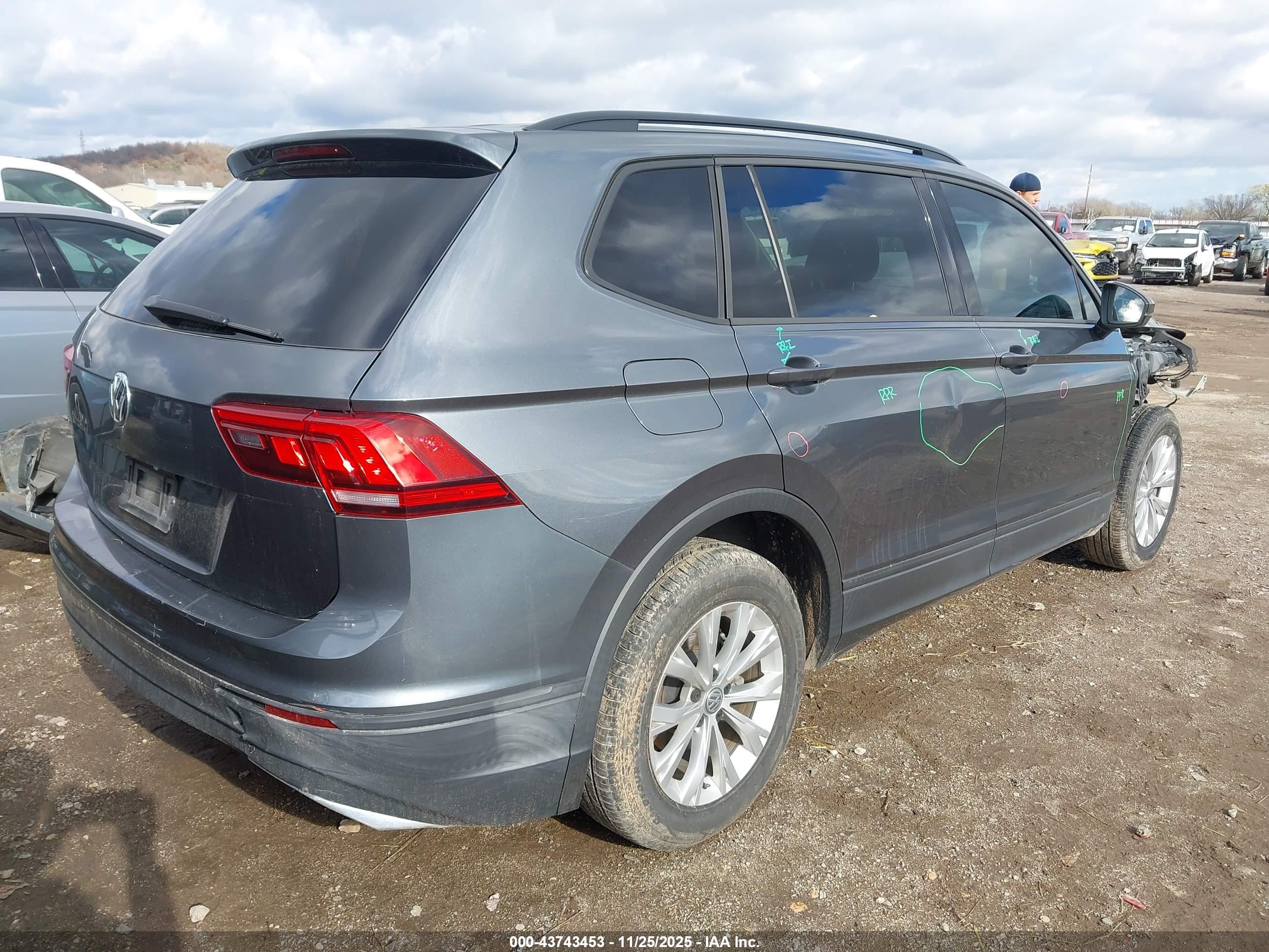VOLKSWAGEN TIGUAN image 4
