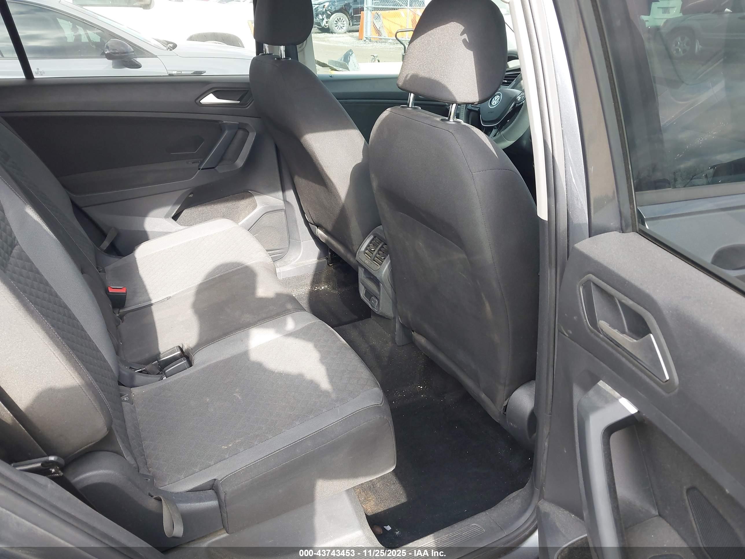 VOLKSWAGEN TIGUAN image 8