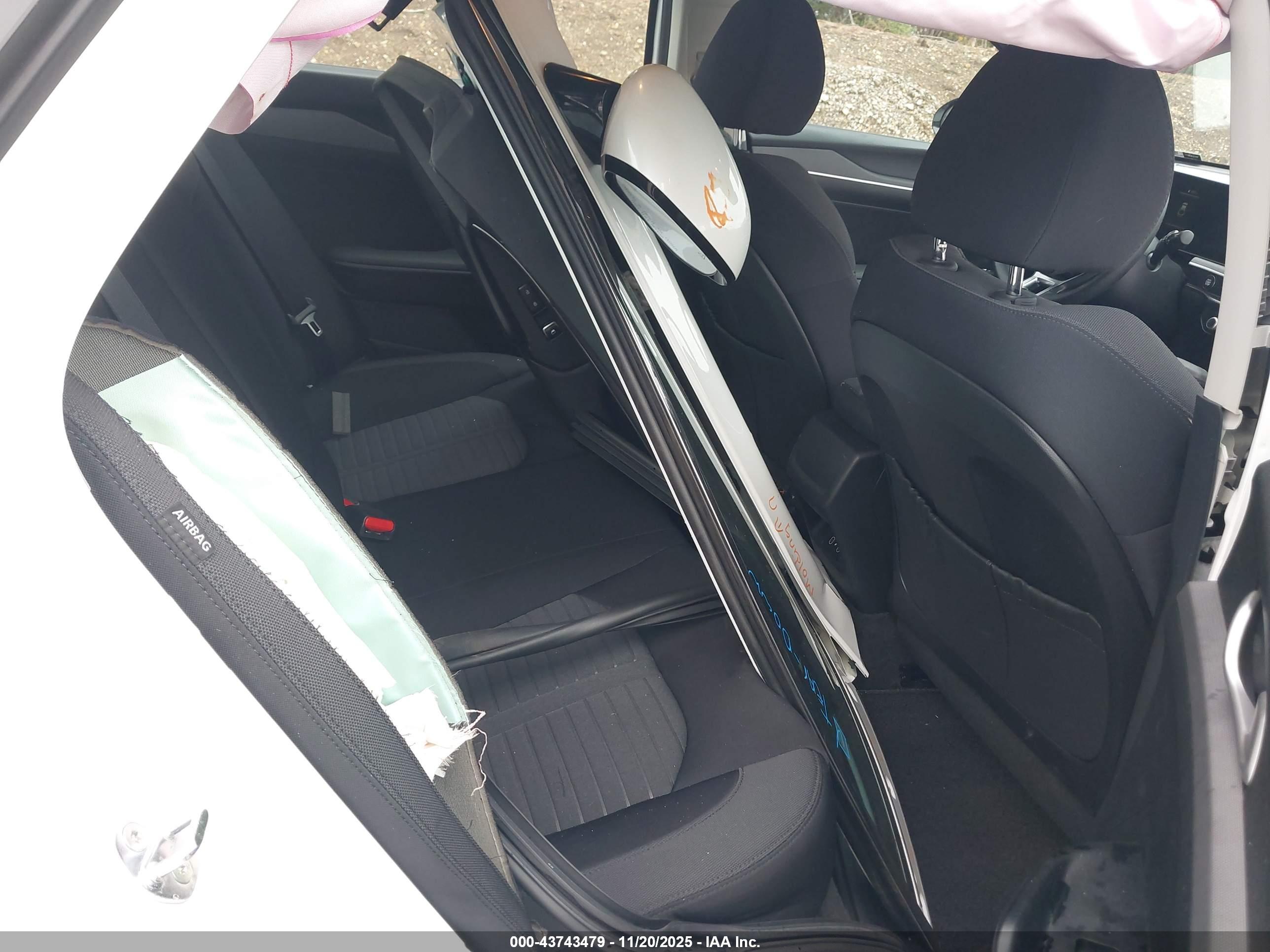 KIA K5 image 8