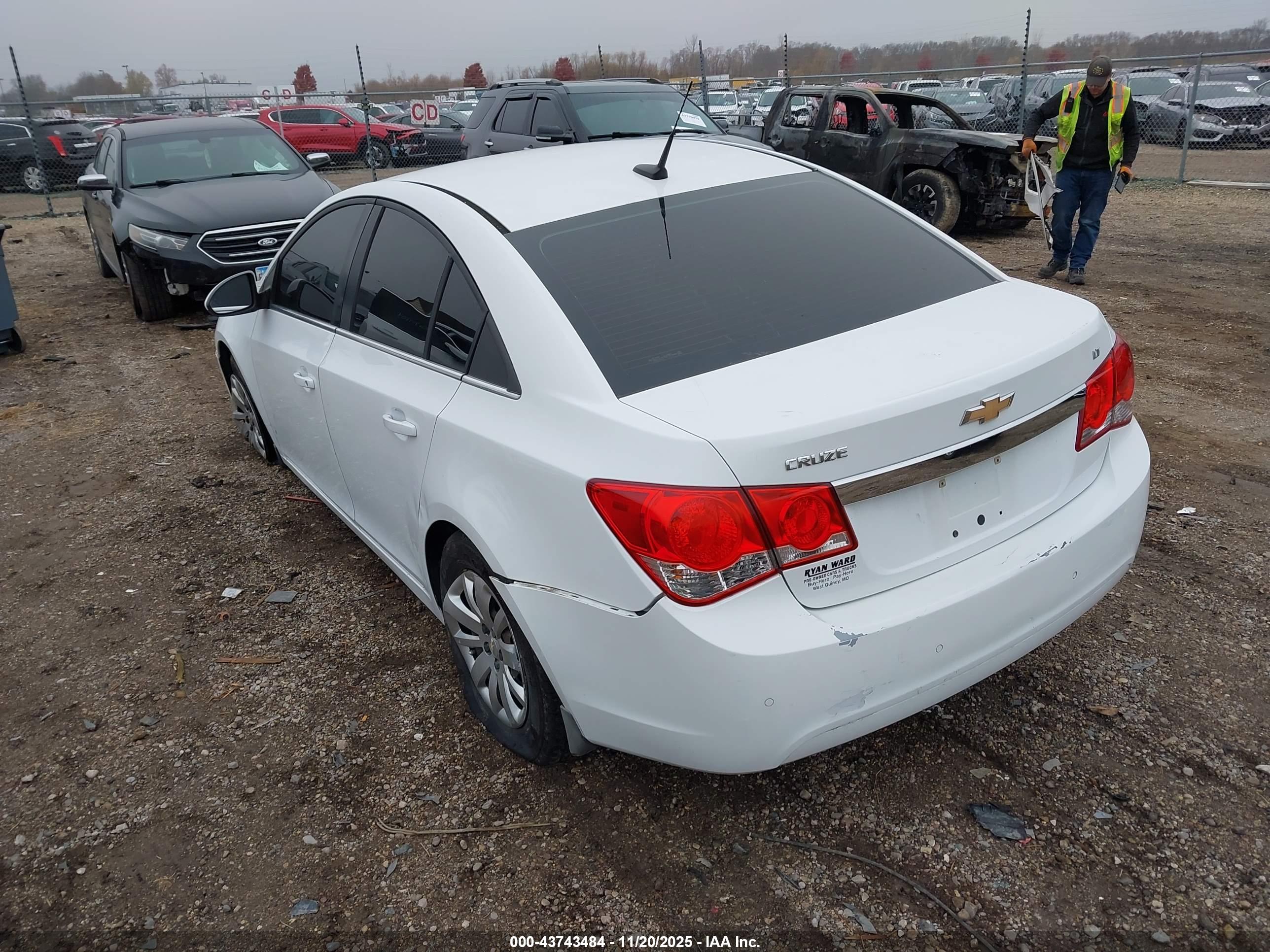CHEVROLET CRUZE image 3