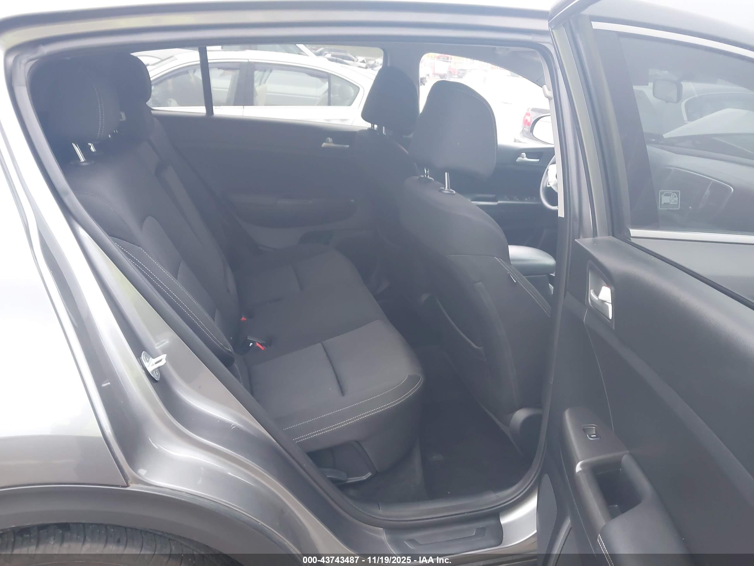 KIA SPORTAGE image 8
