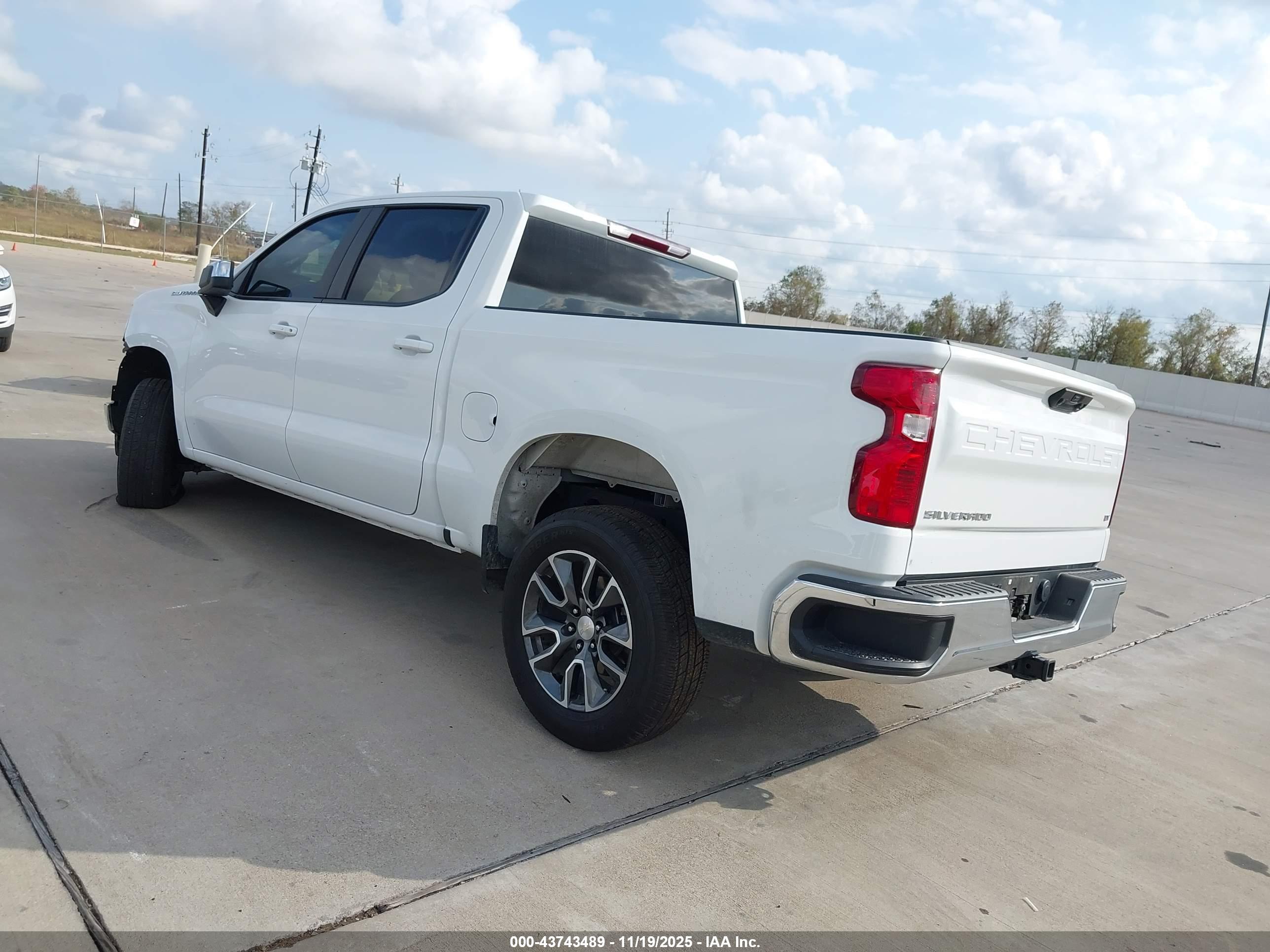 CHEVROLET SILVERADO image 3