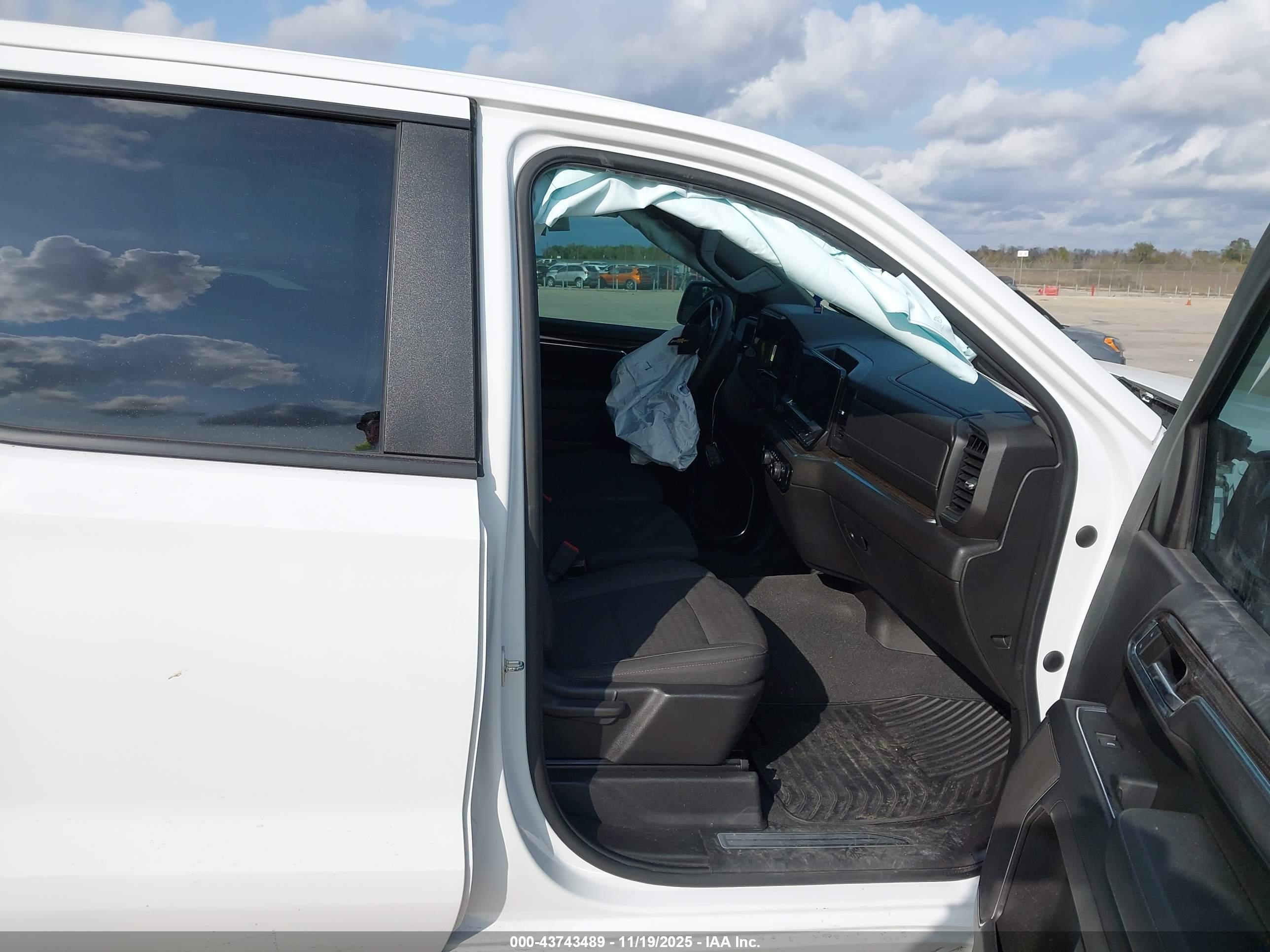 CHEVROLET SILVERADO image 5