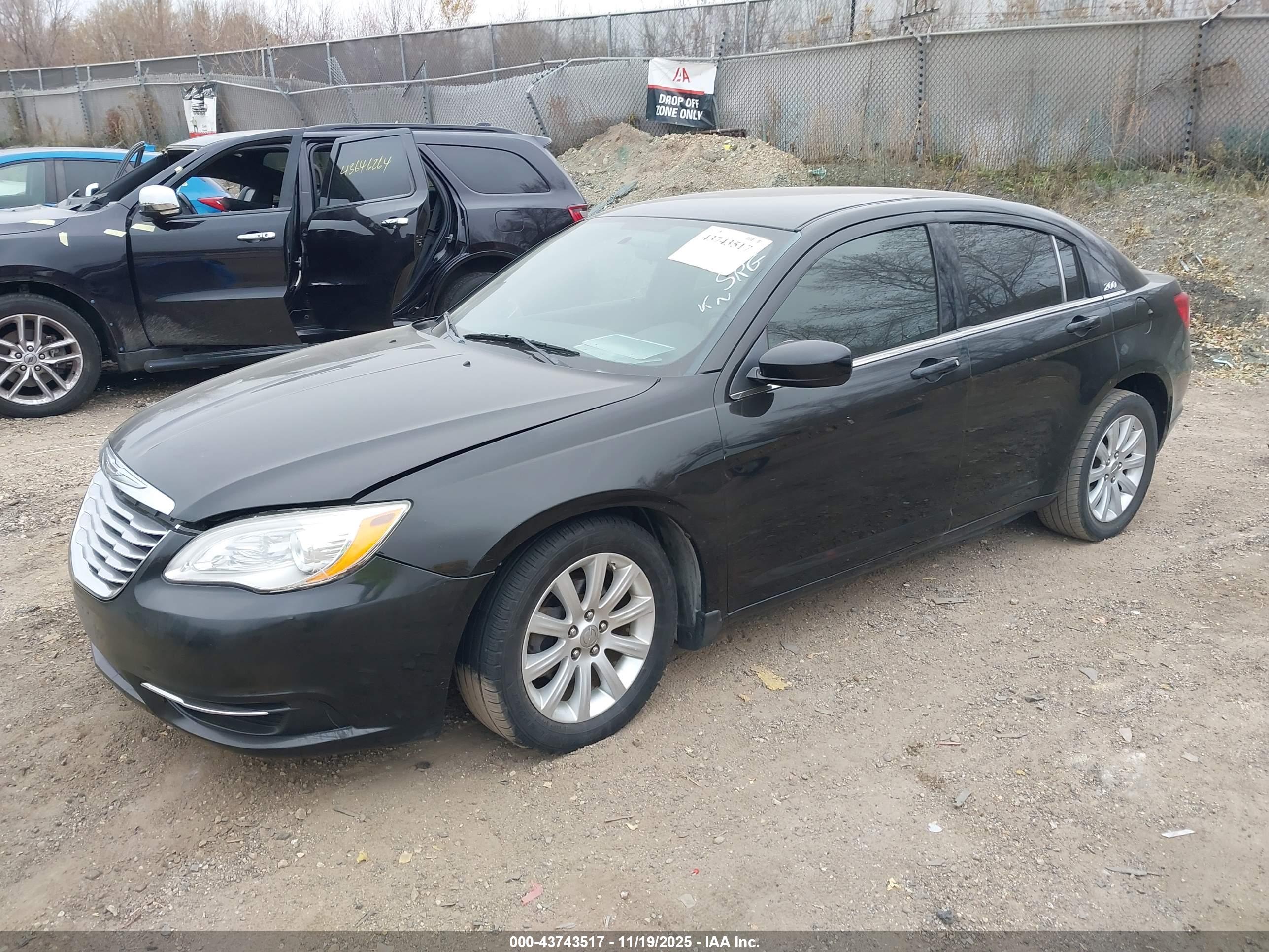 CHRYSLER 200 image 2