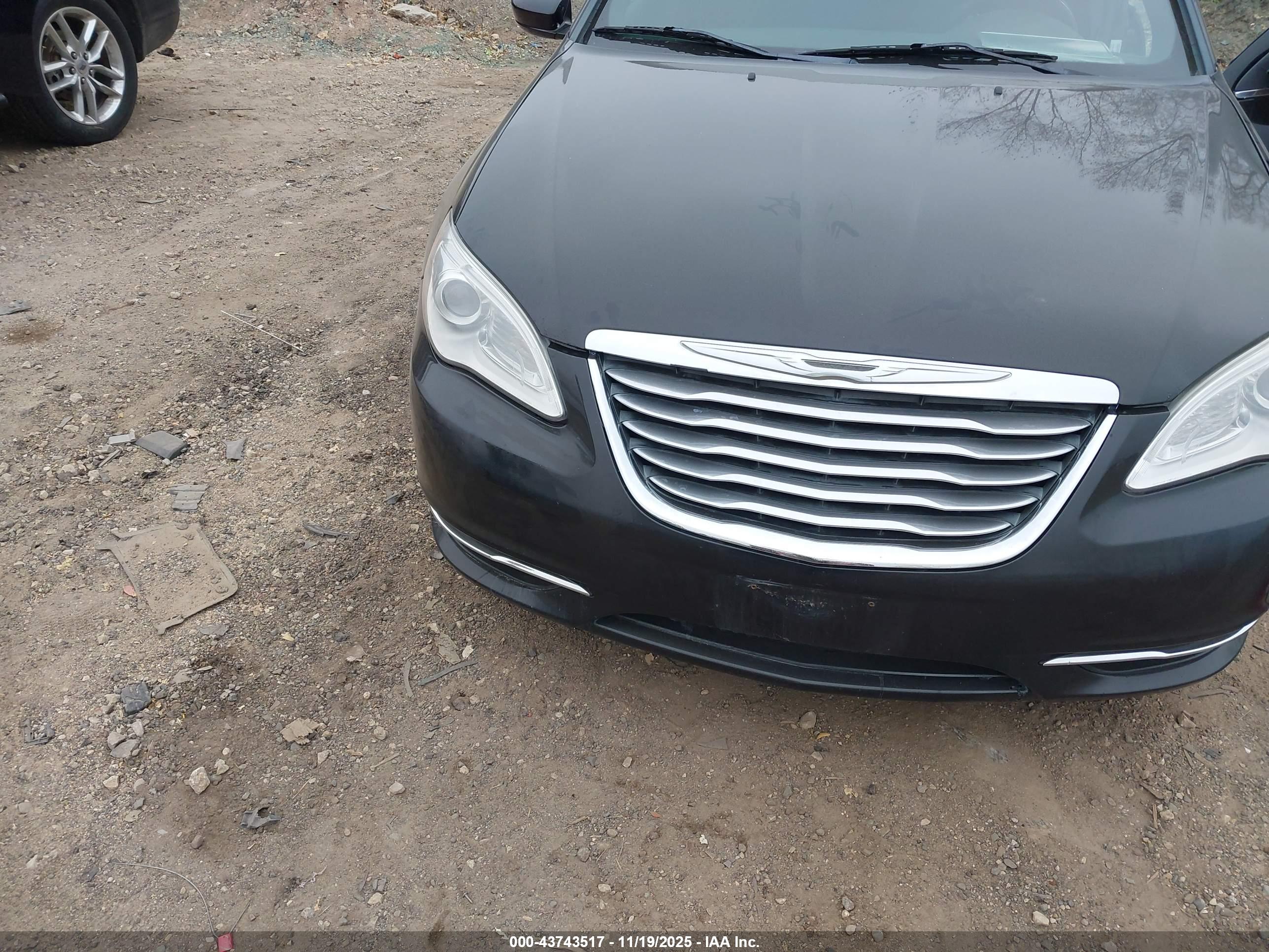 CHRYSLER 200 image 6