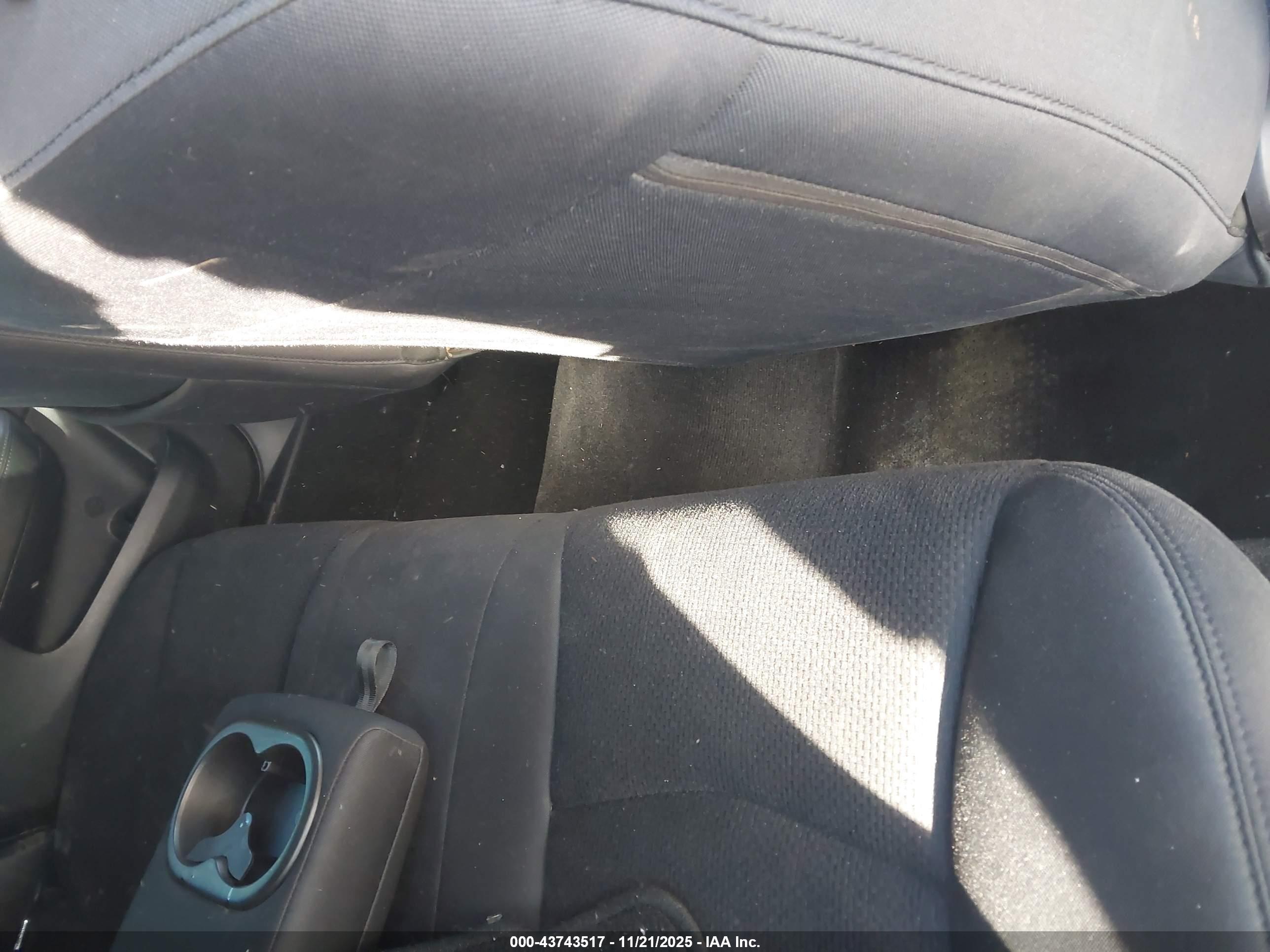 CHRYSLER 200 image 8