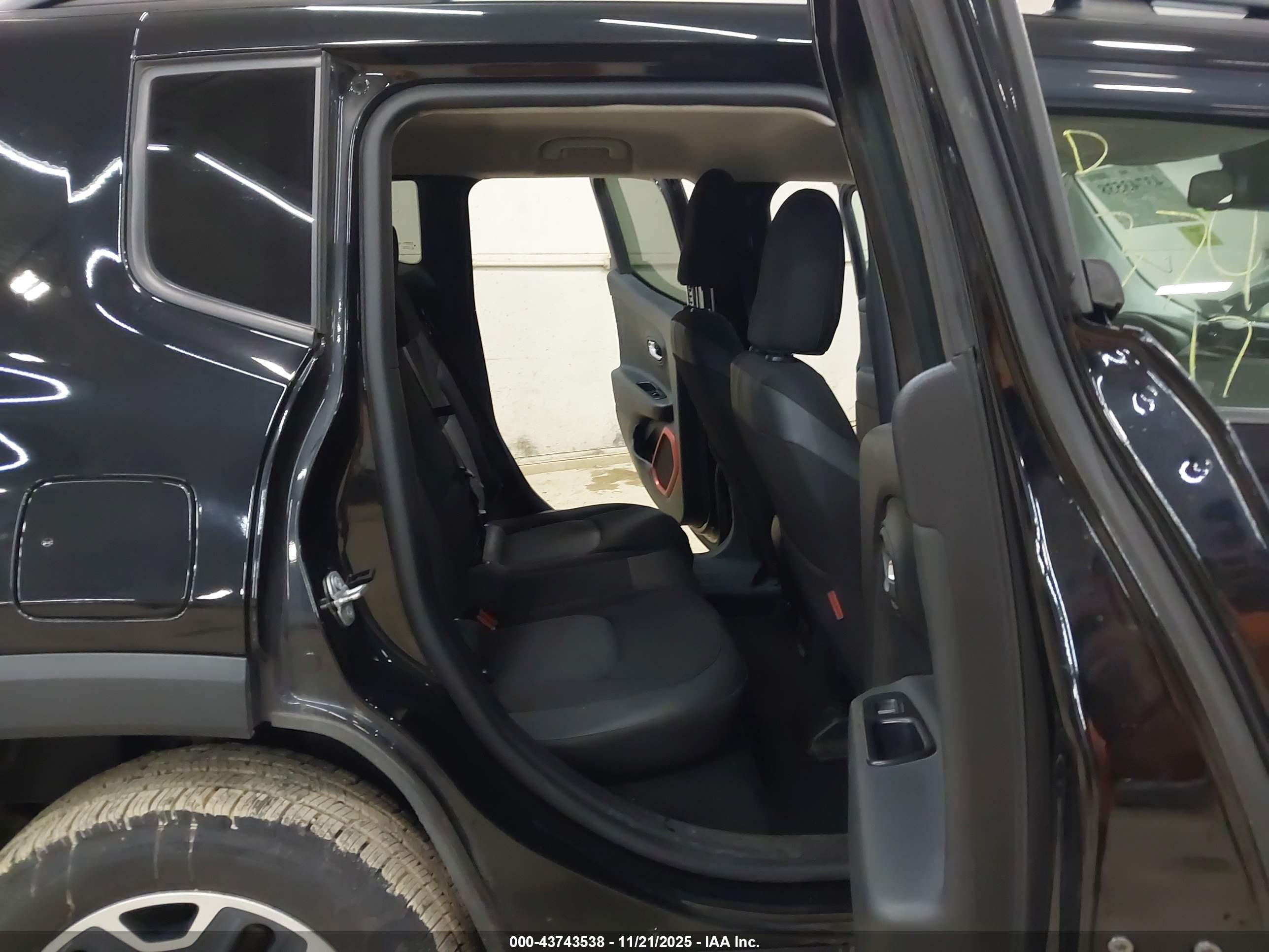 JEEP RENEGADE image 8