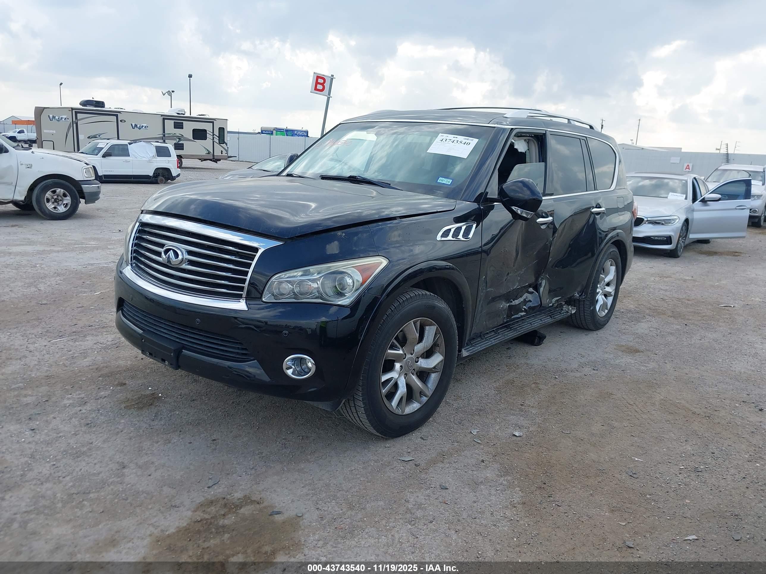 INFINITI QX56 image 2