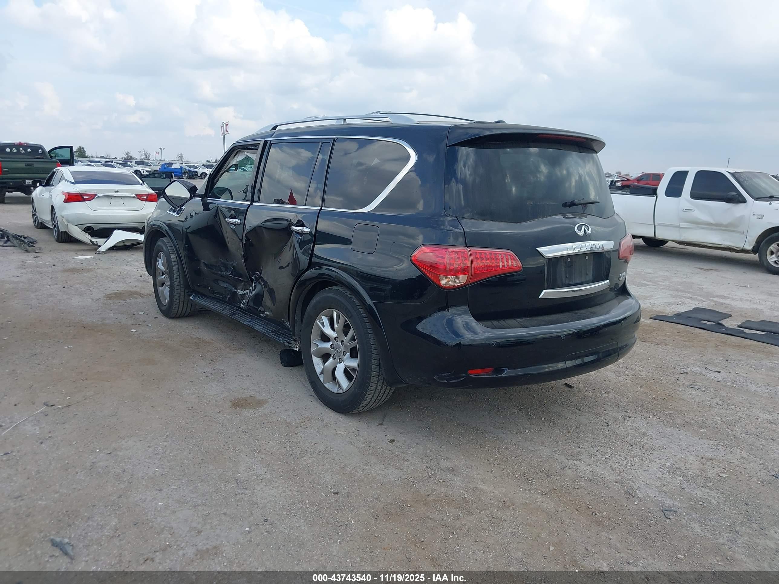 INFINITI QX56 image 3