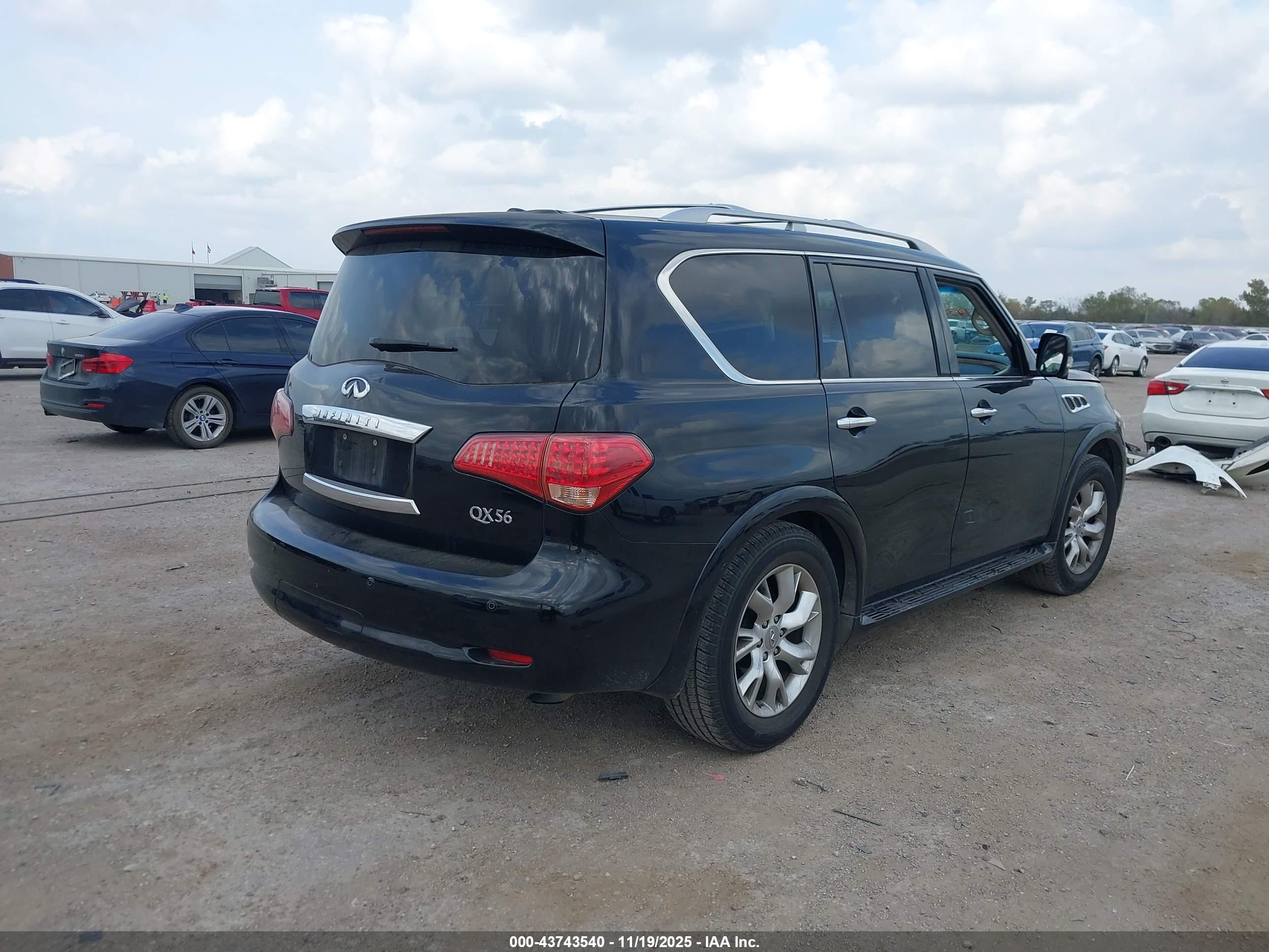 INFINITI QX56 image 4