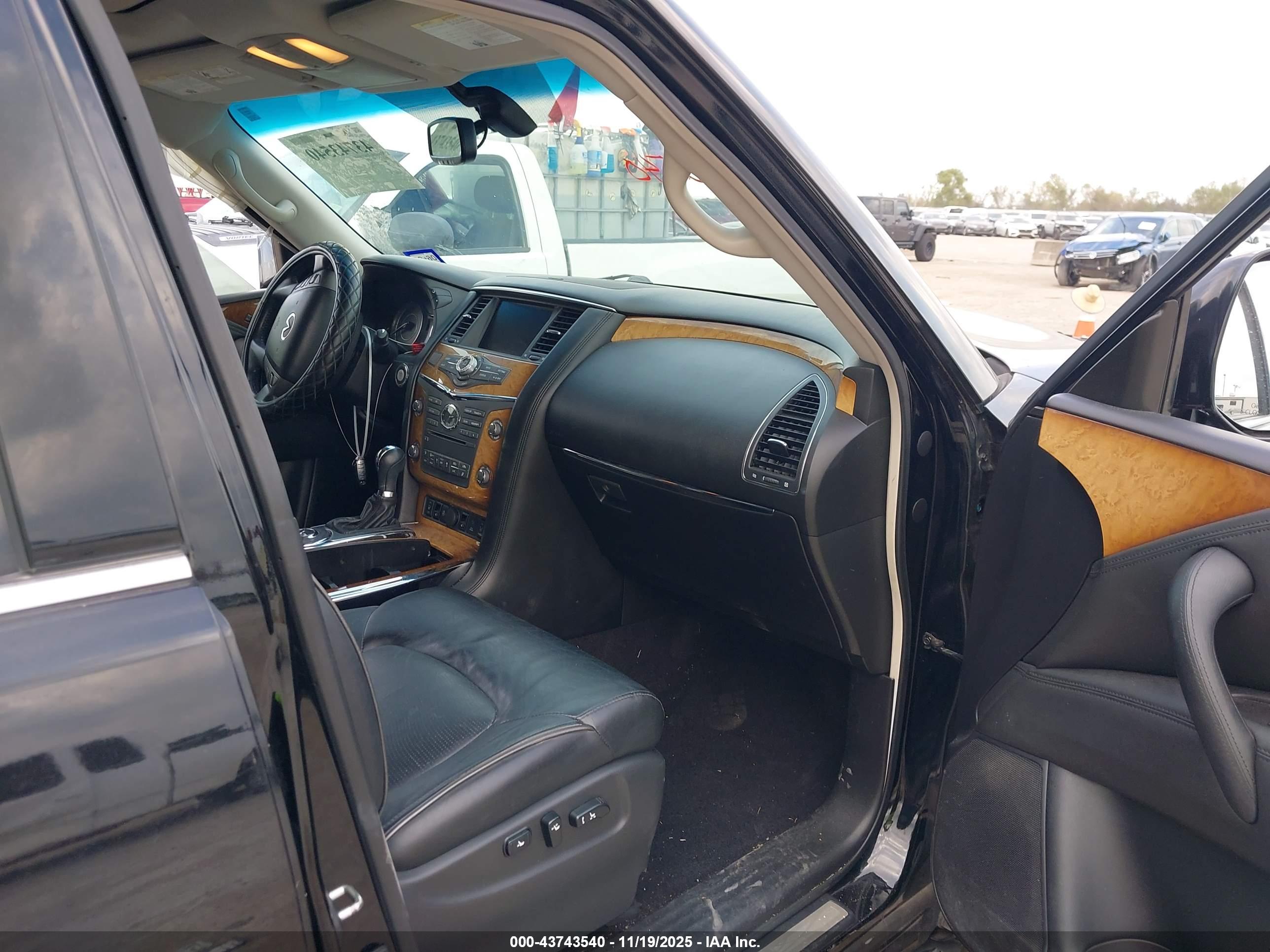 INFINITI QX56 image 5