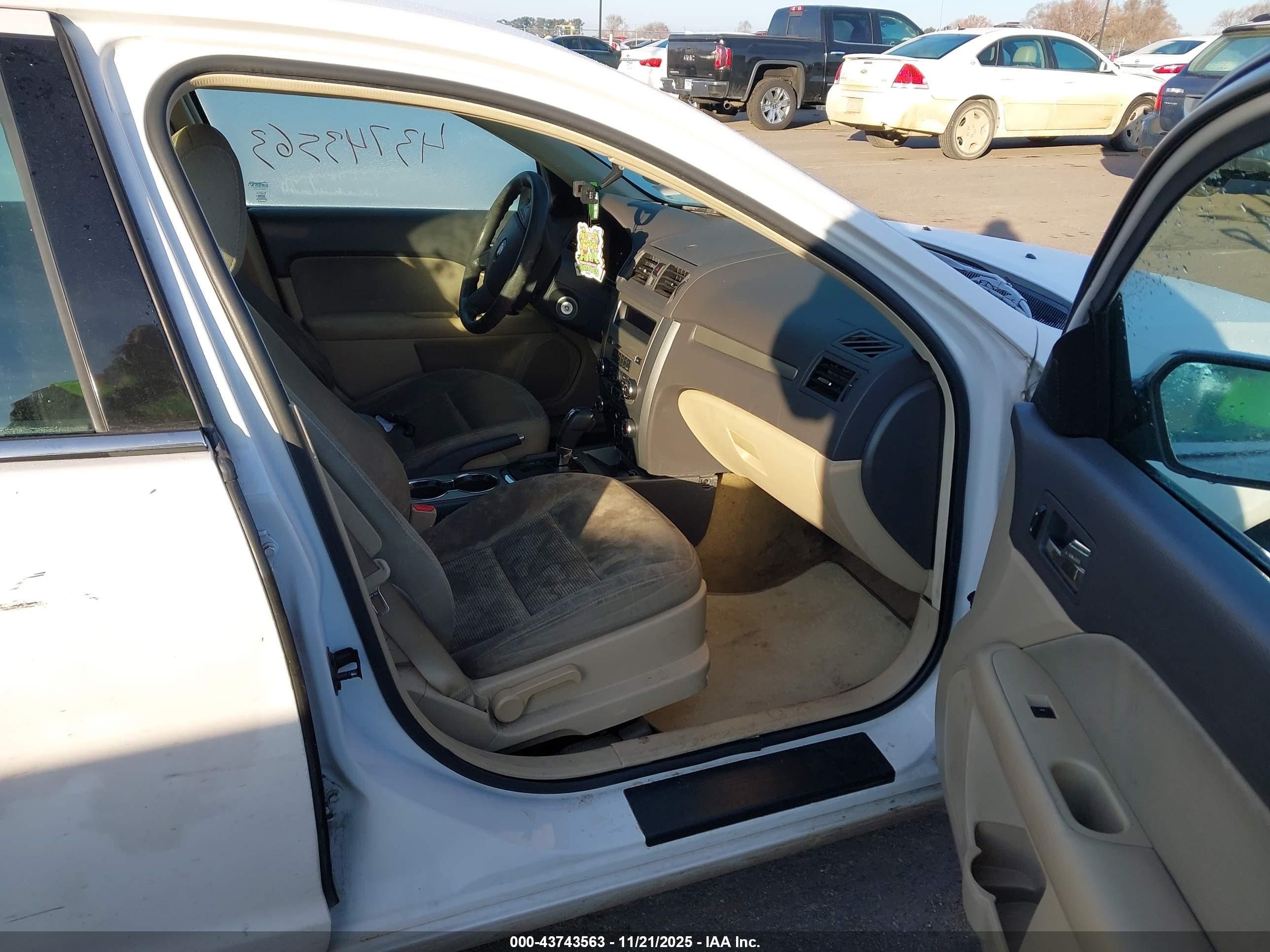 FORD FUSION image 5