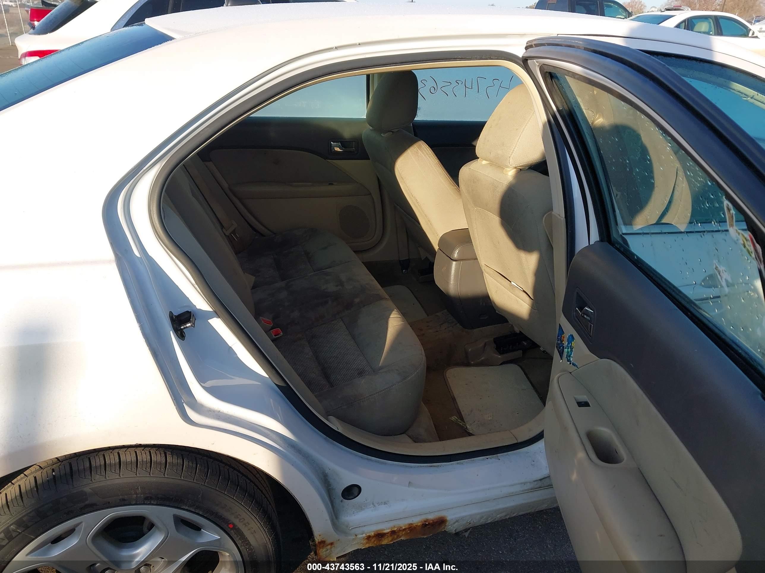 FORD FUSION image 8