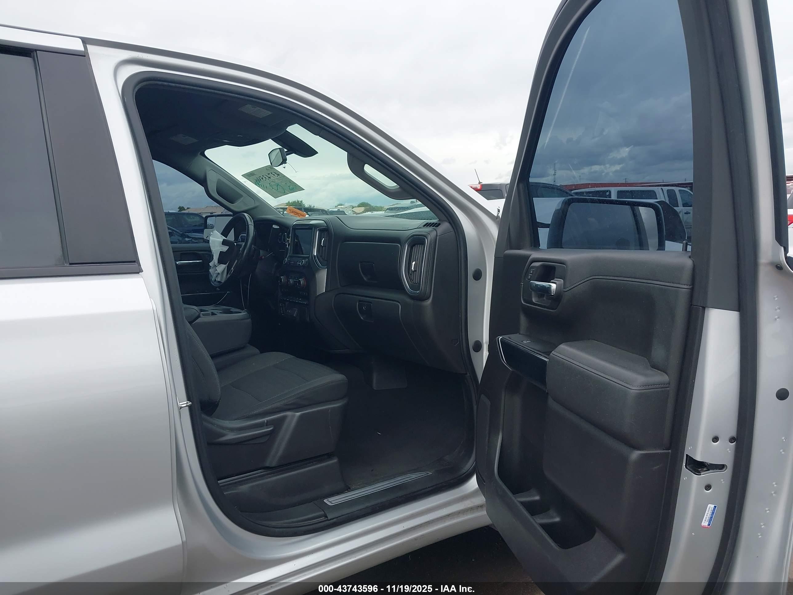 CHEVROLET SILVERADO image 5