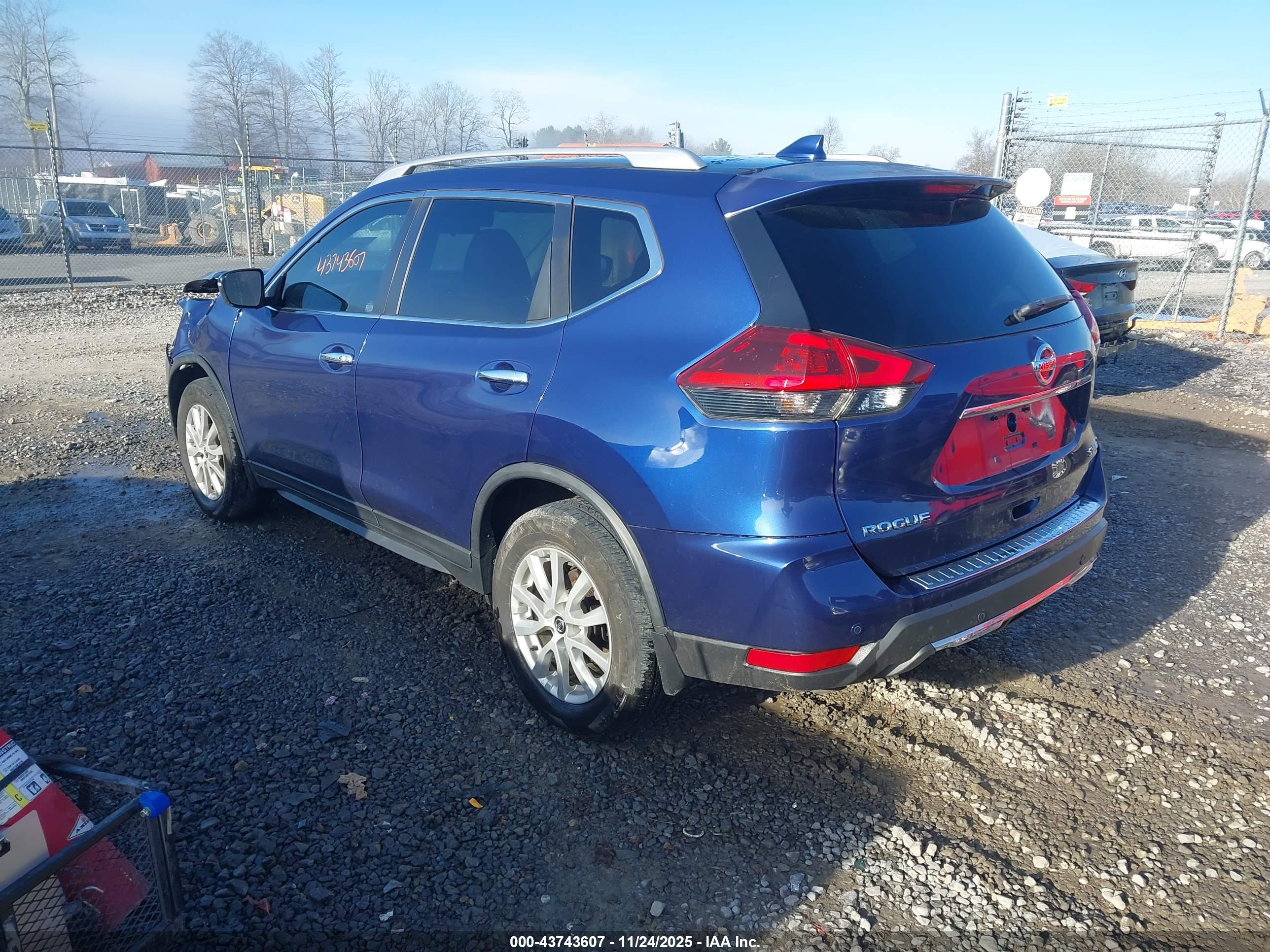 NISSAN ROGUE image 3