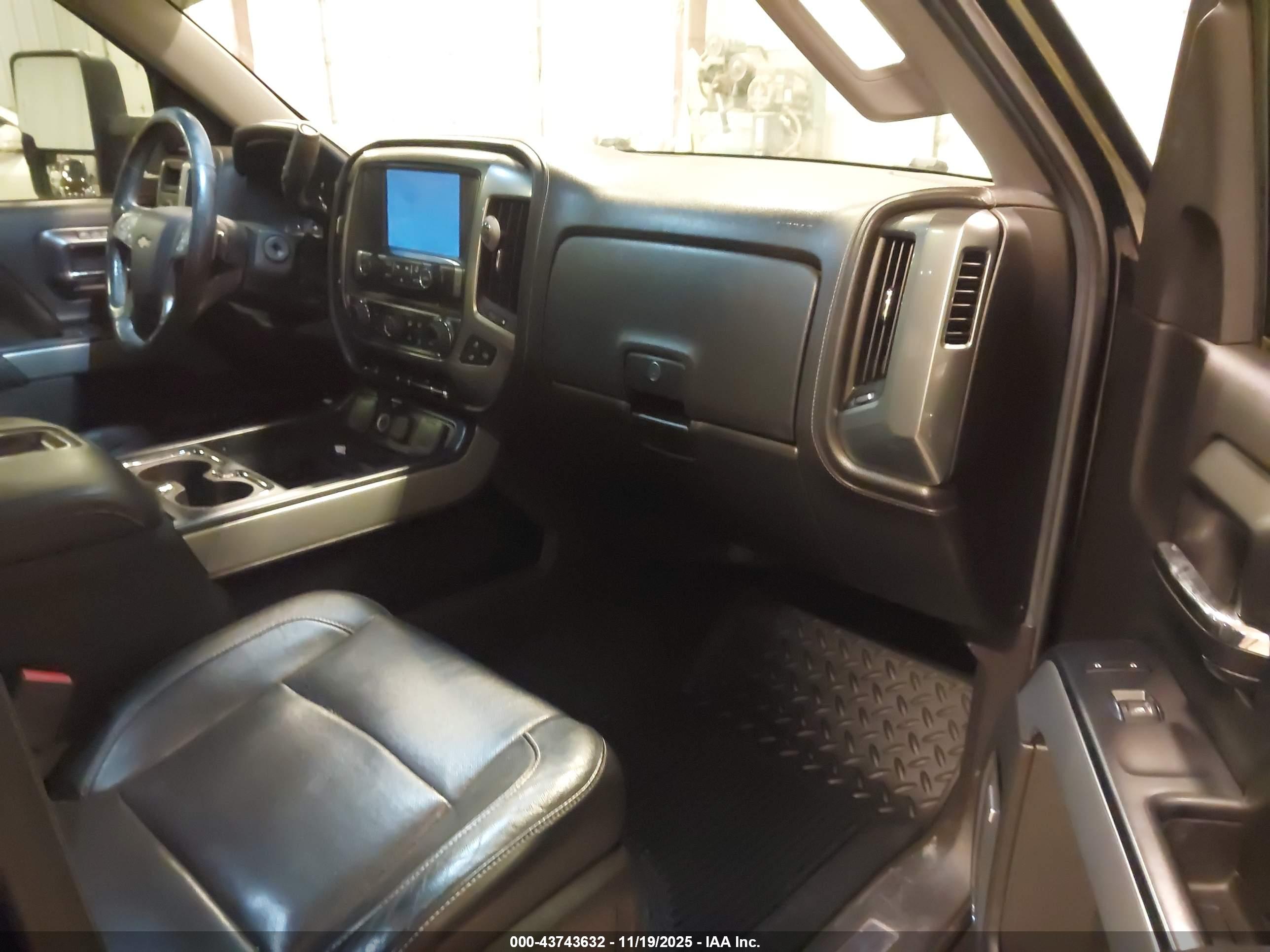 CHEVROLET SILVERADO image 5