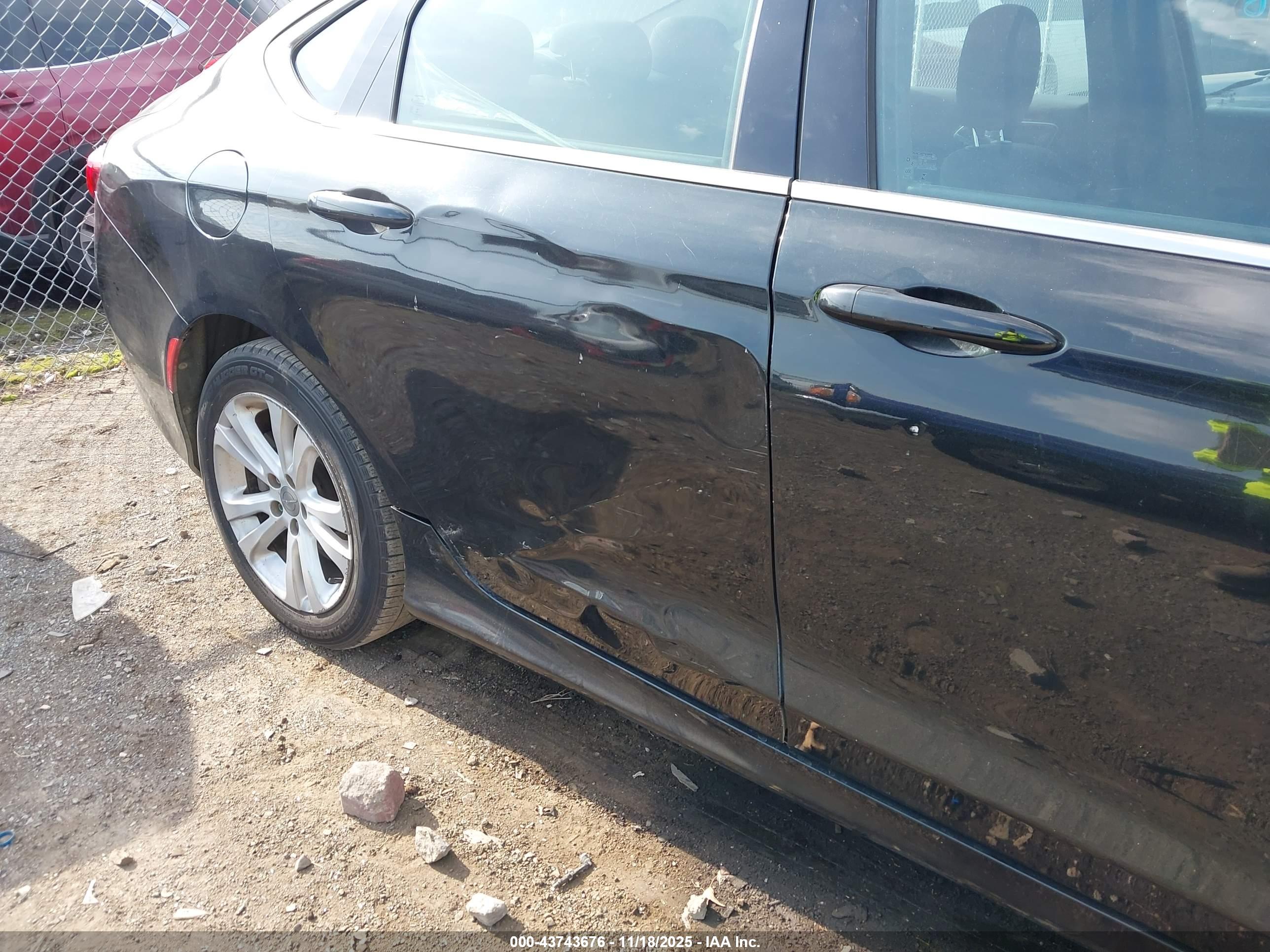 CHRYSLER 200 image 6