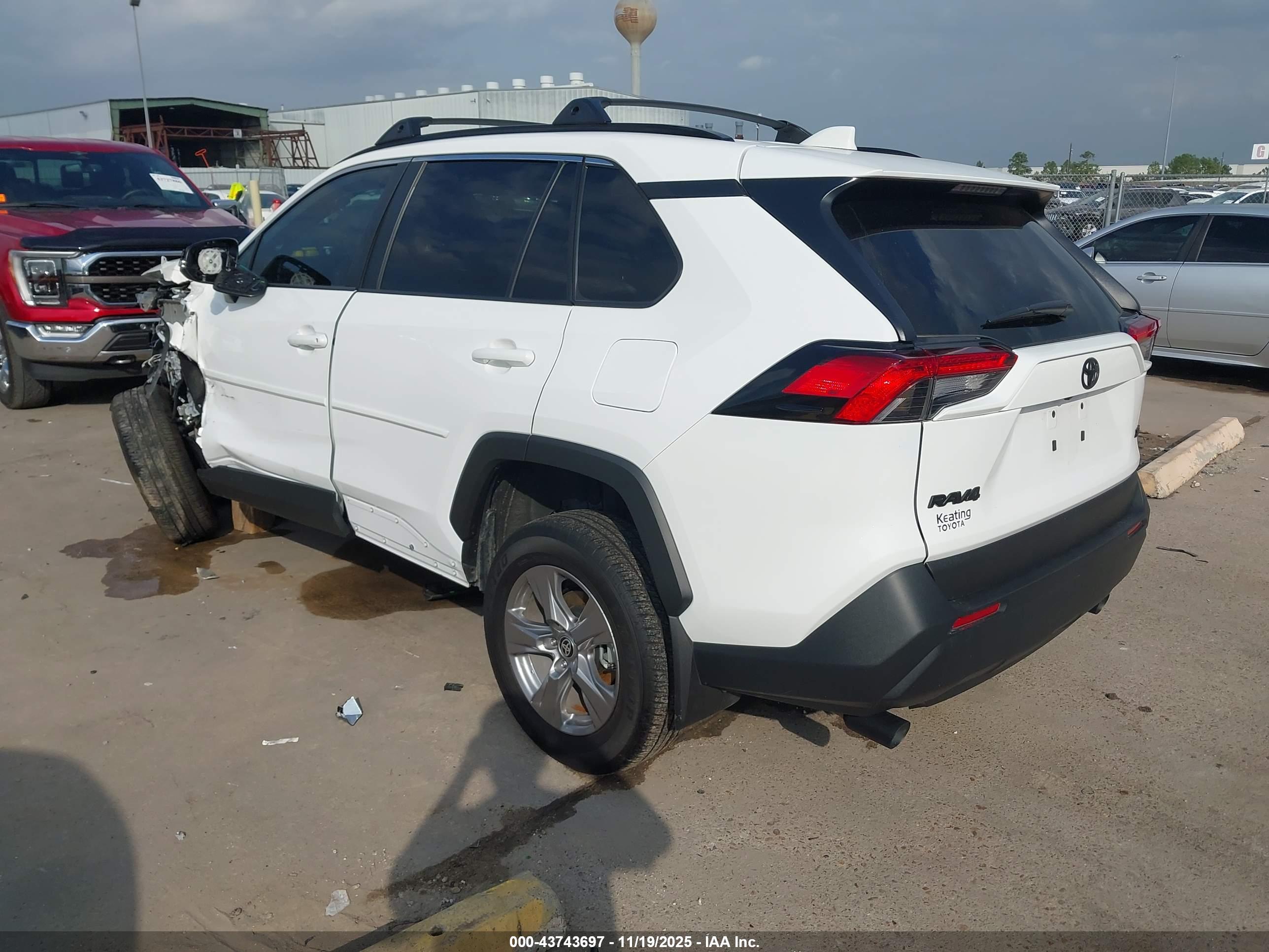 TOYOTA RAV4 image 3