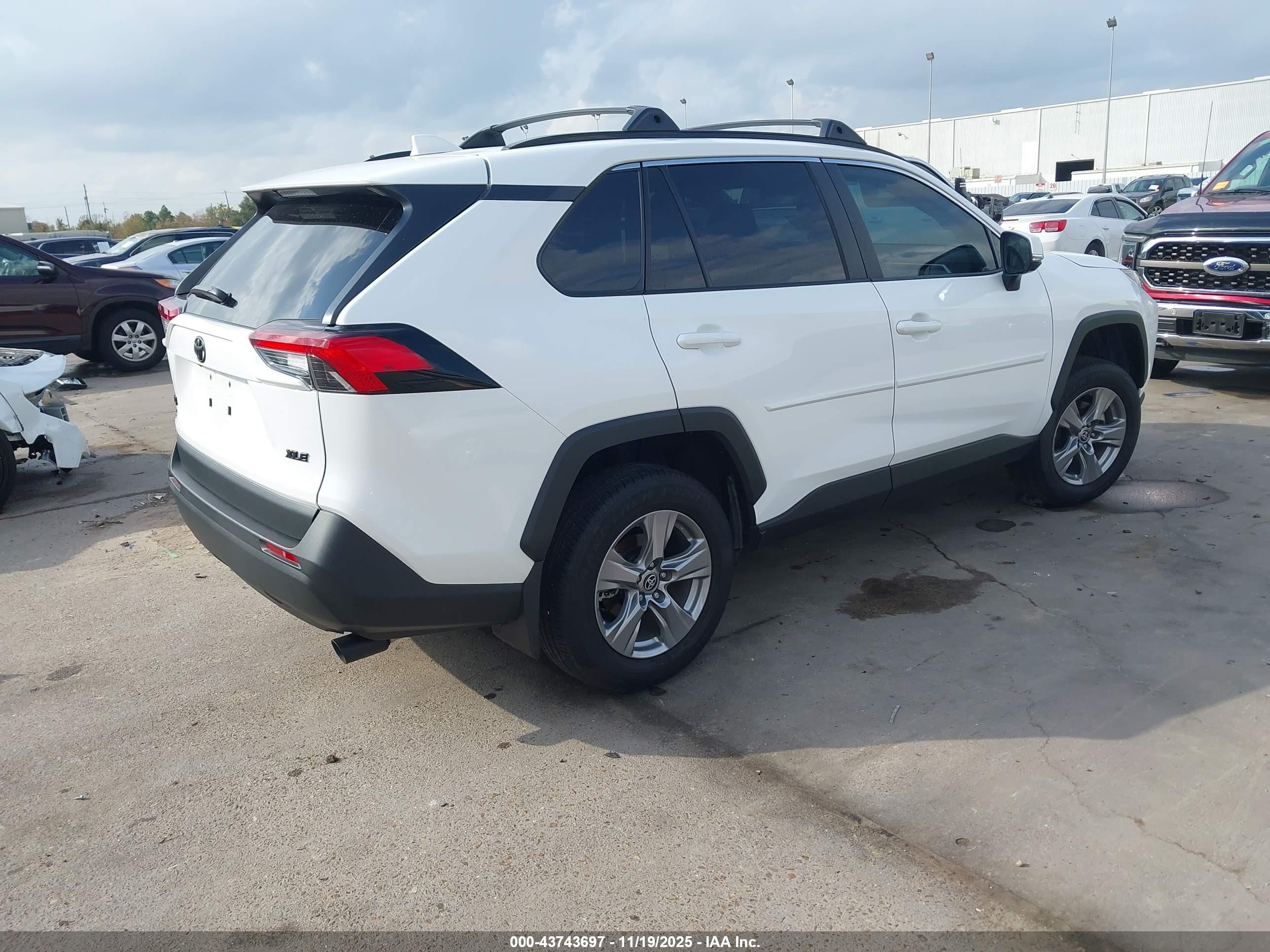 TOYOTA RAV4 image 4
