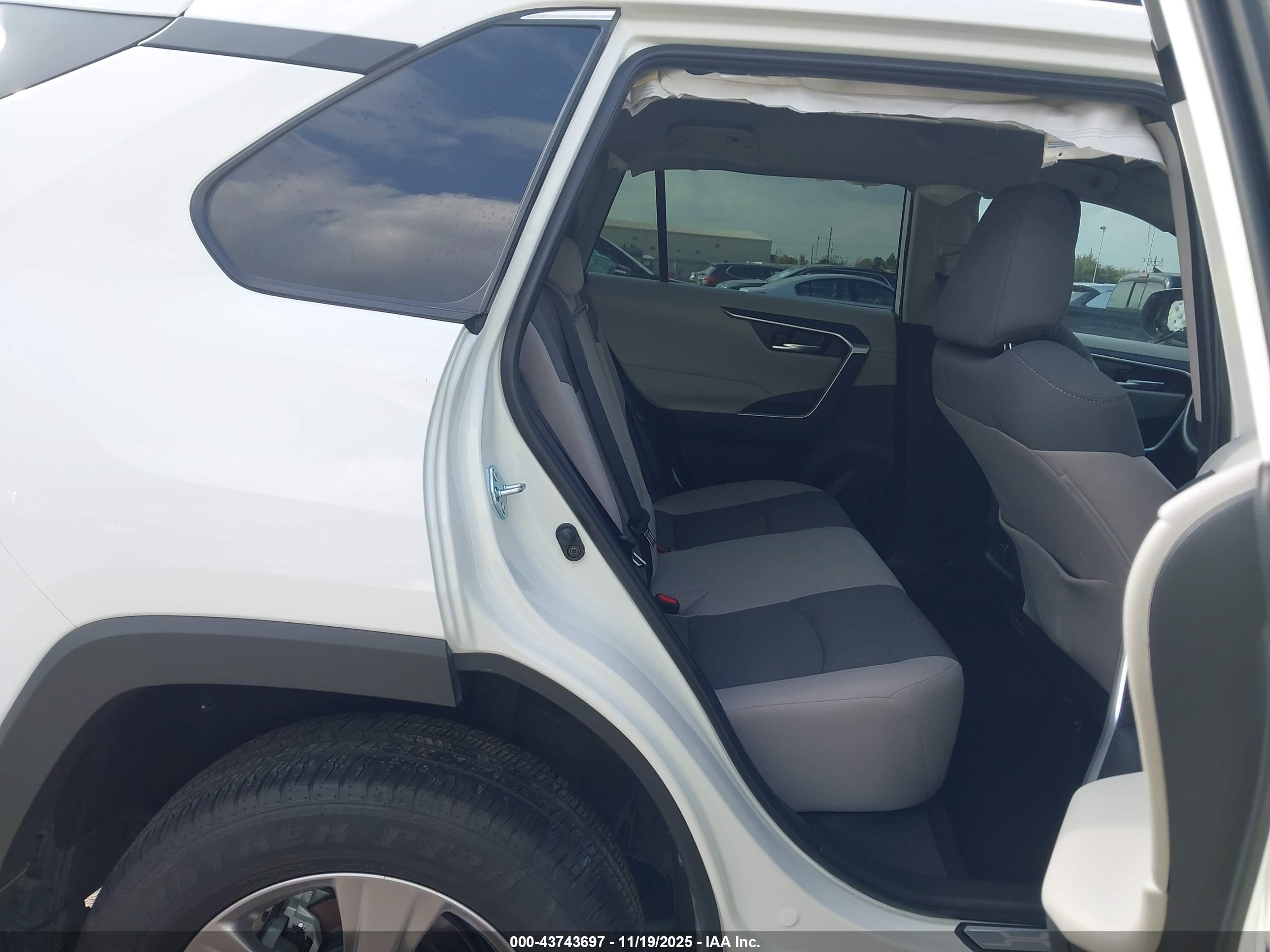 TOYOTA RAV4 image 8