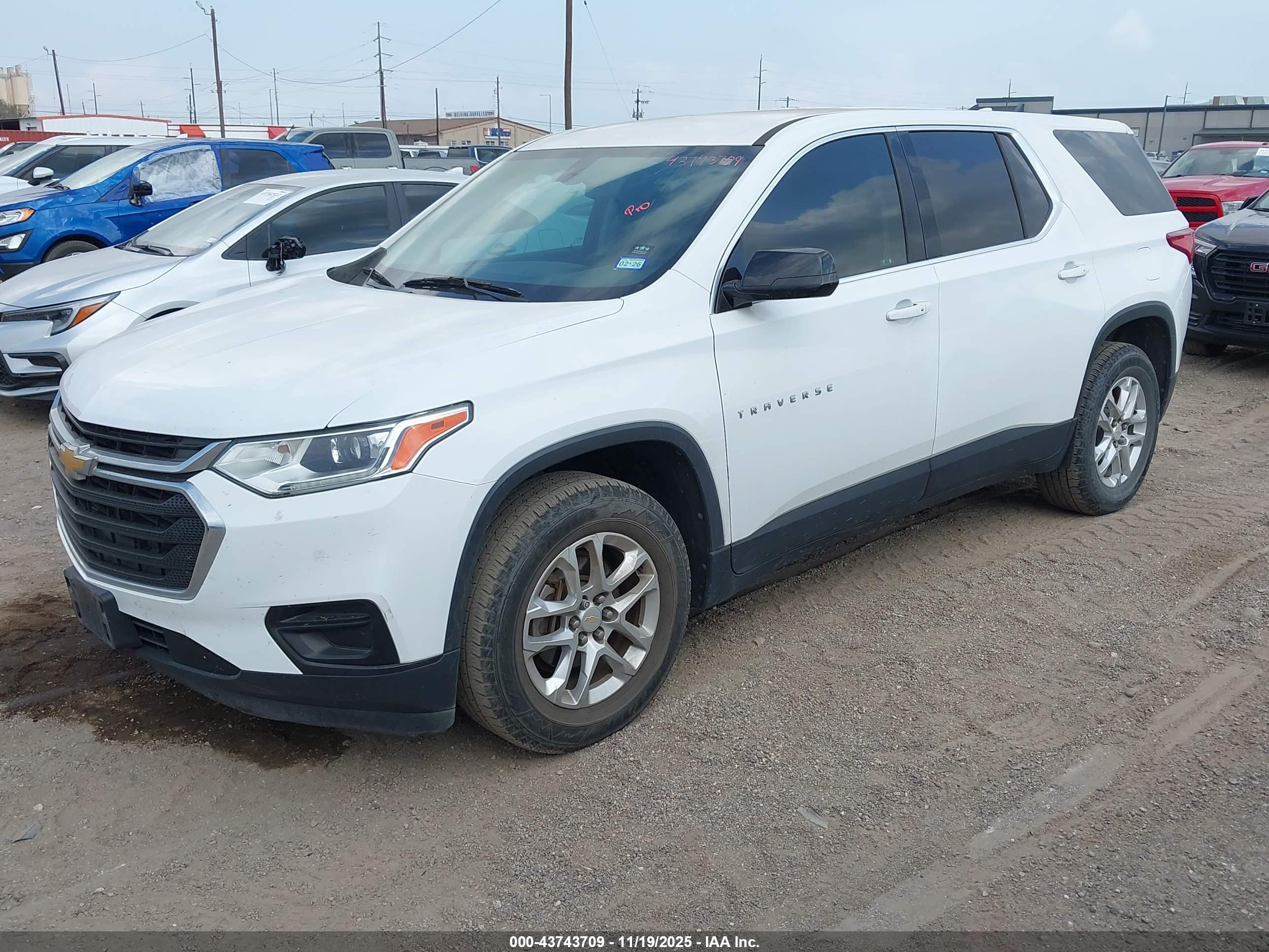 CHEVROLET TRAVERSE image 2