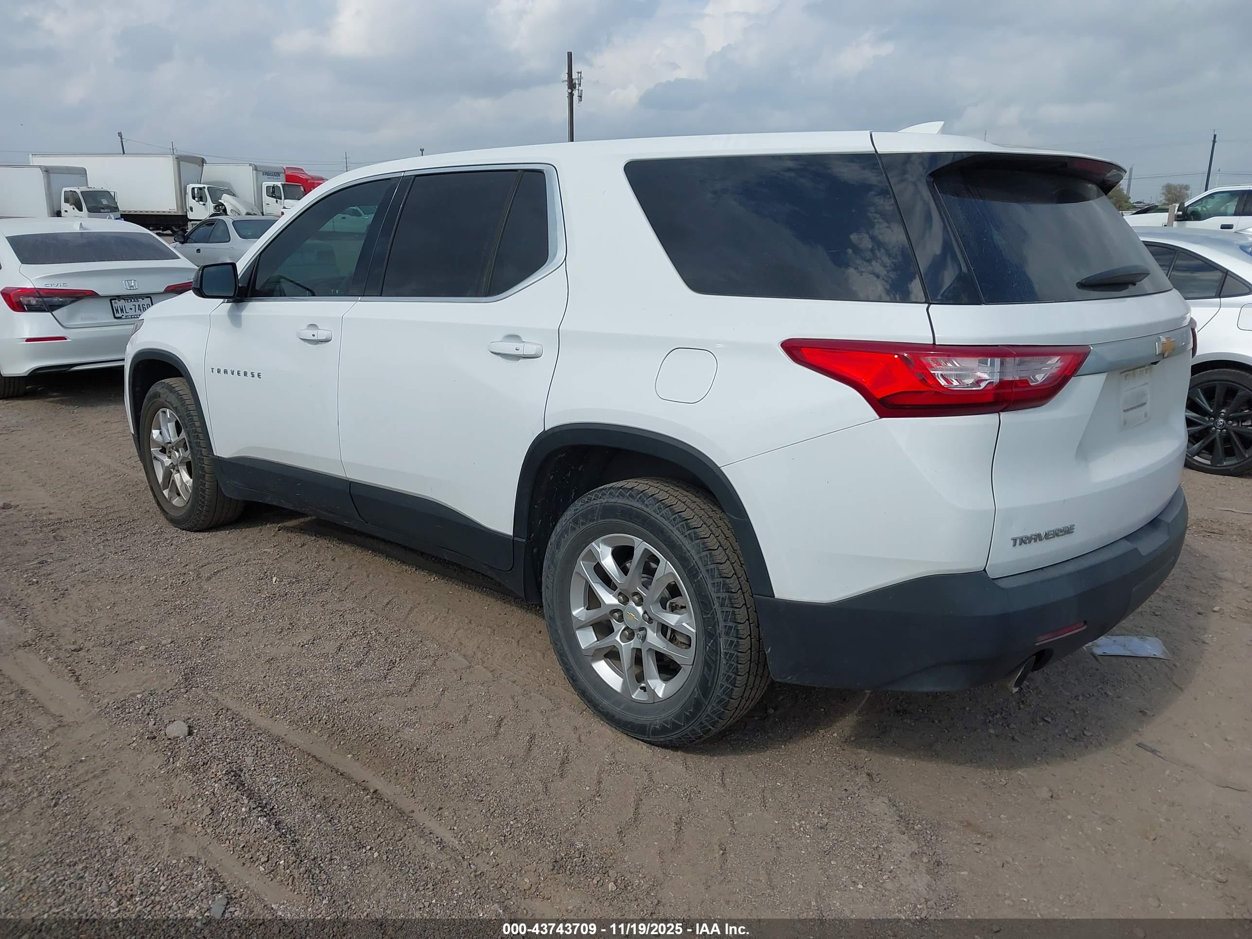 CHEVROLET TRAVERSE image 3